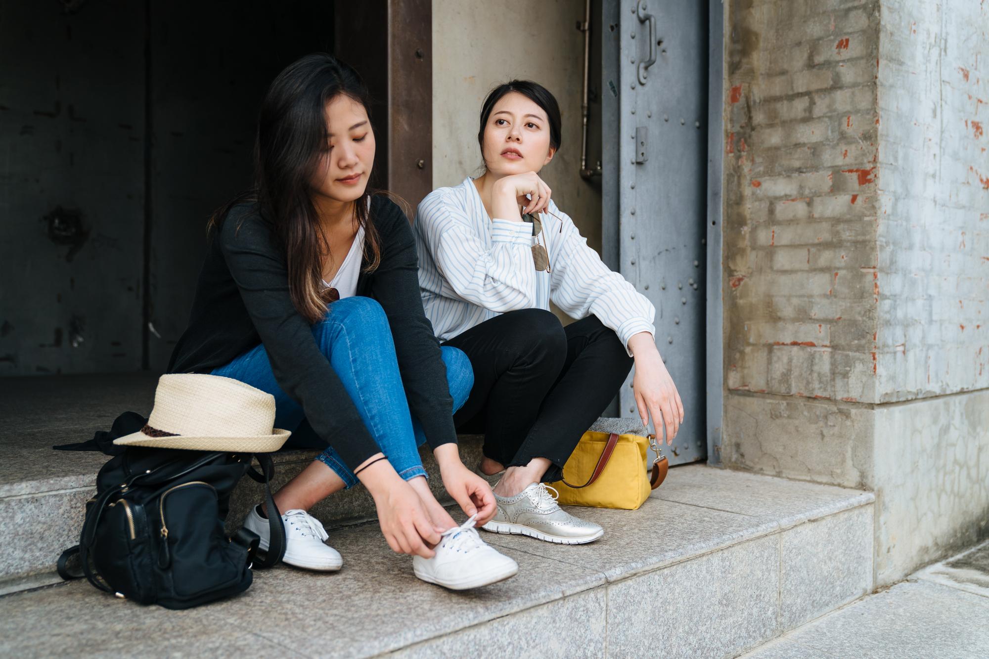 一條橘色鞋帶,就能拆解你的秋冬黑洞穿搭 — 時代熱搜時尚深度報導