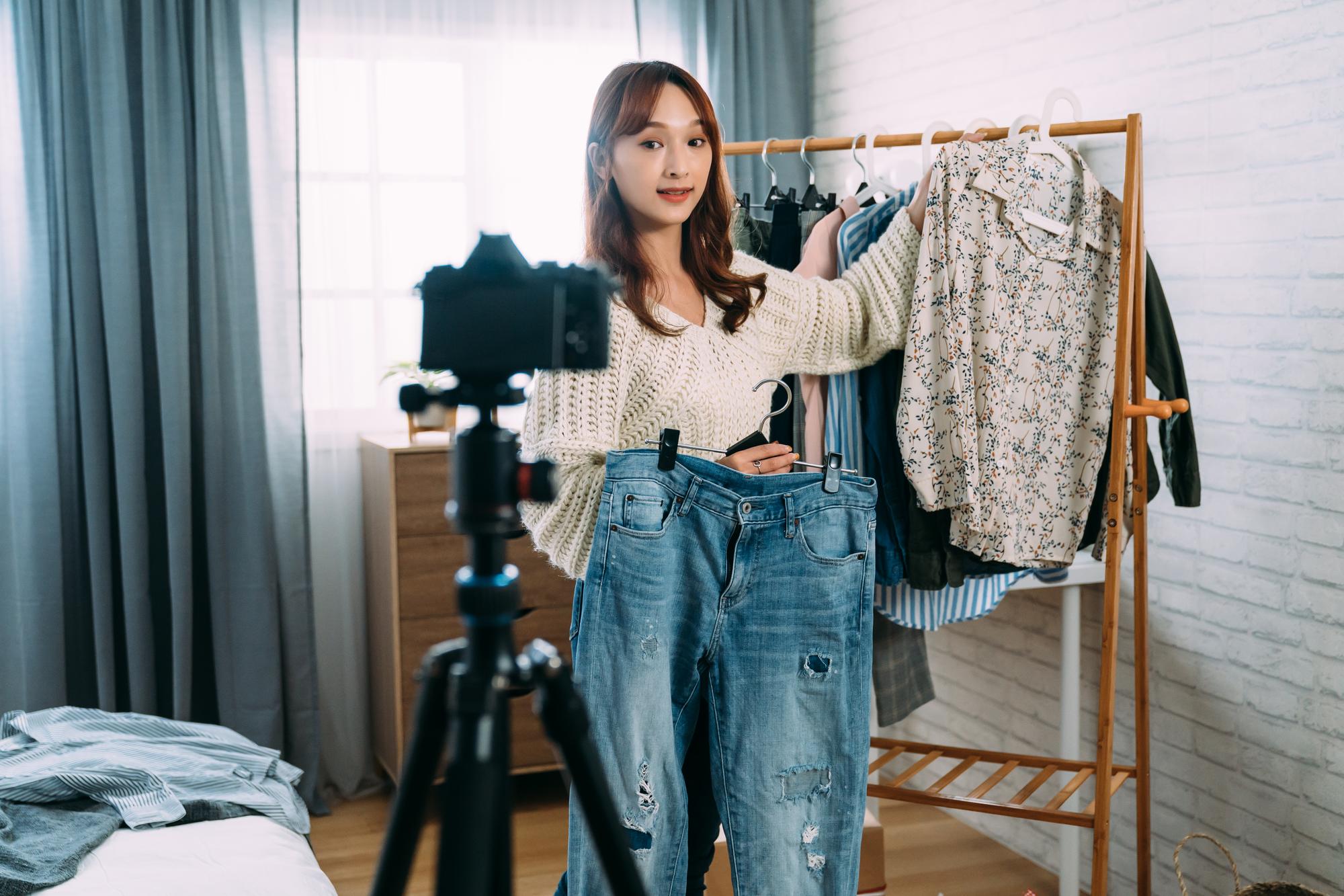 ZARA 寬褲跌倒潮：當時髦成為風險，誰該為設計負責？ — 時尚文章主圖，由時代熱搜陳莫琳撰寫