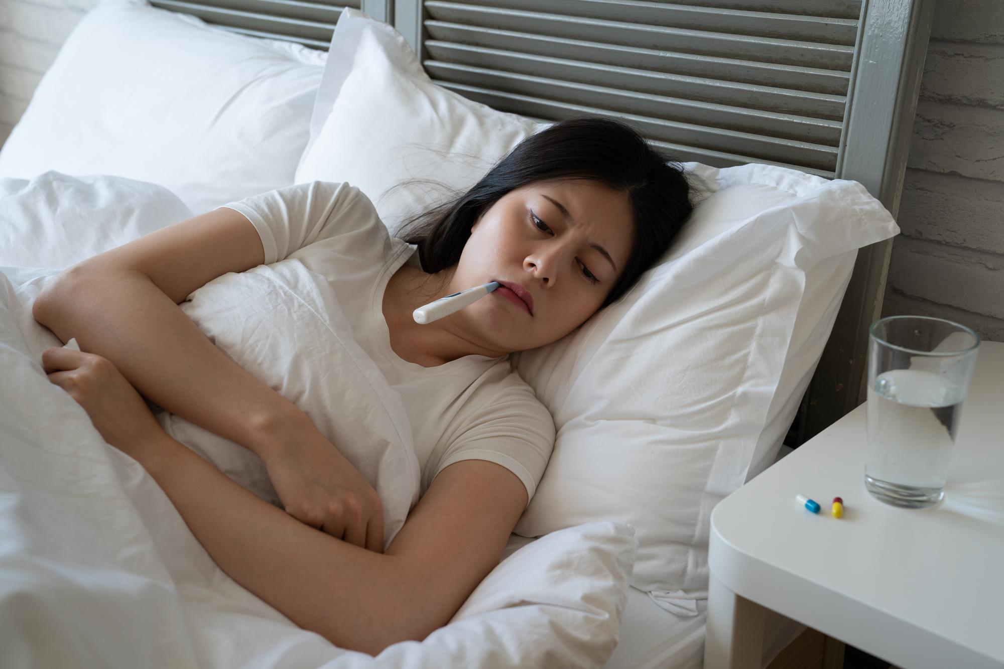 另一半打呼像打雷？小心睡眠呼吸中止症！3招不花錢改善法 — 健康文章主圖，由時代熱搜雅婷姐撰寫