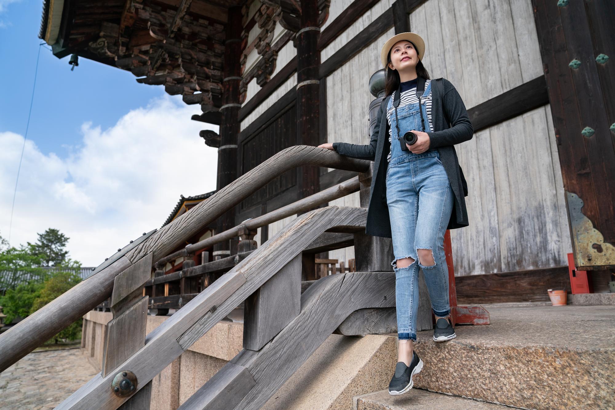 Gap × A.P.C. 聯名 10/2 台灣限定開賣：日本丹寧、Logo 翻玩與地理限定的三重戰局 — 時尚文章主圖，由時代熱搜陳莫琳撰寫