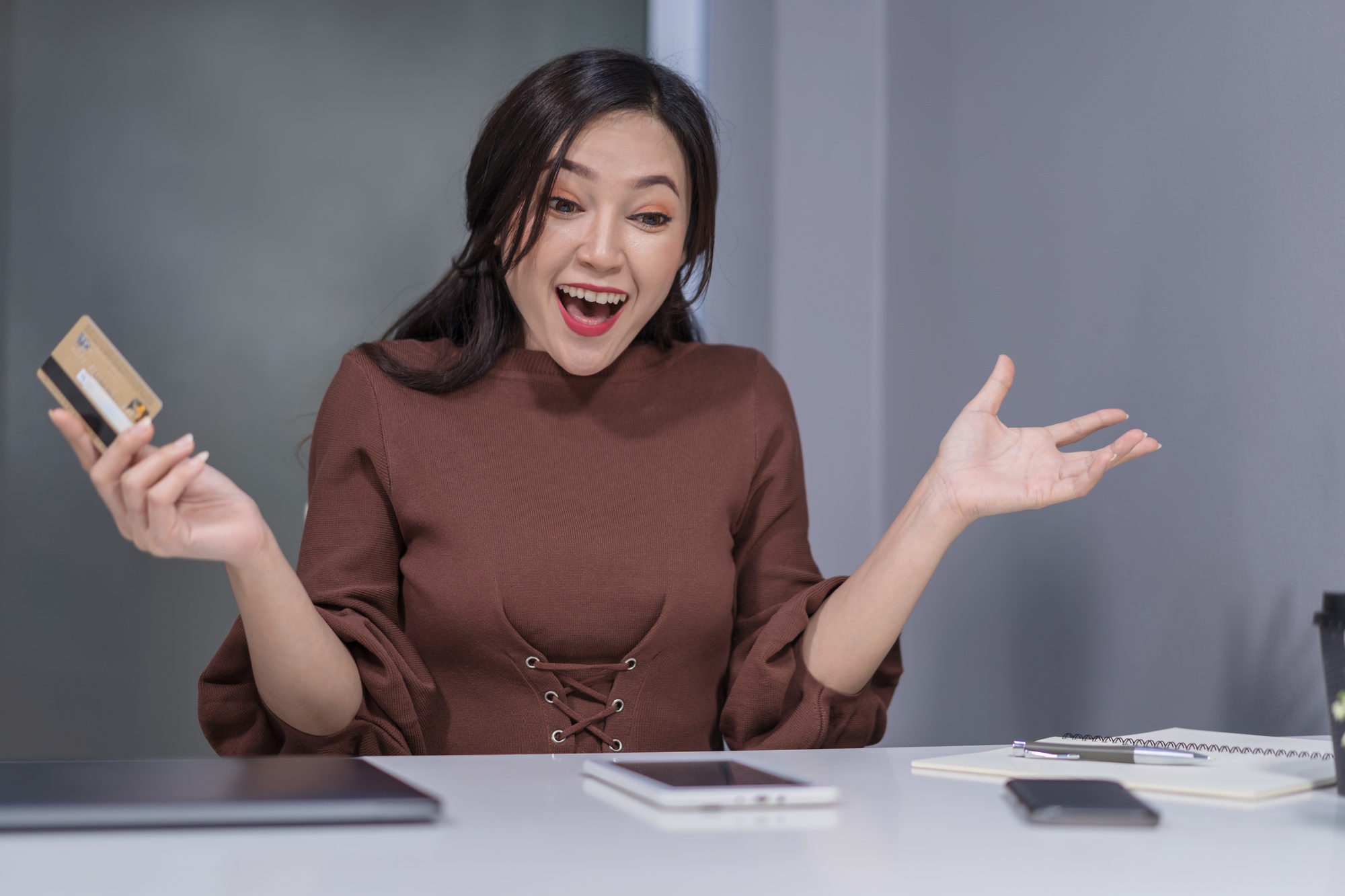 0050 跟 006208，你現在還選哪個？一張表看懂「費用率大戰」誰贏了 (改寫) — 財經文章主圖，由時代熱搜林怡君撰寫