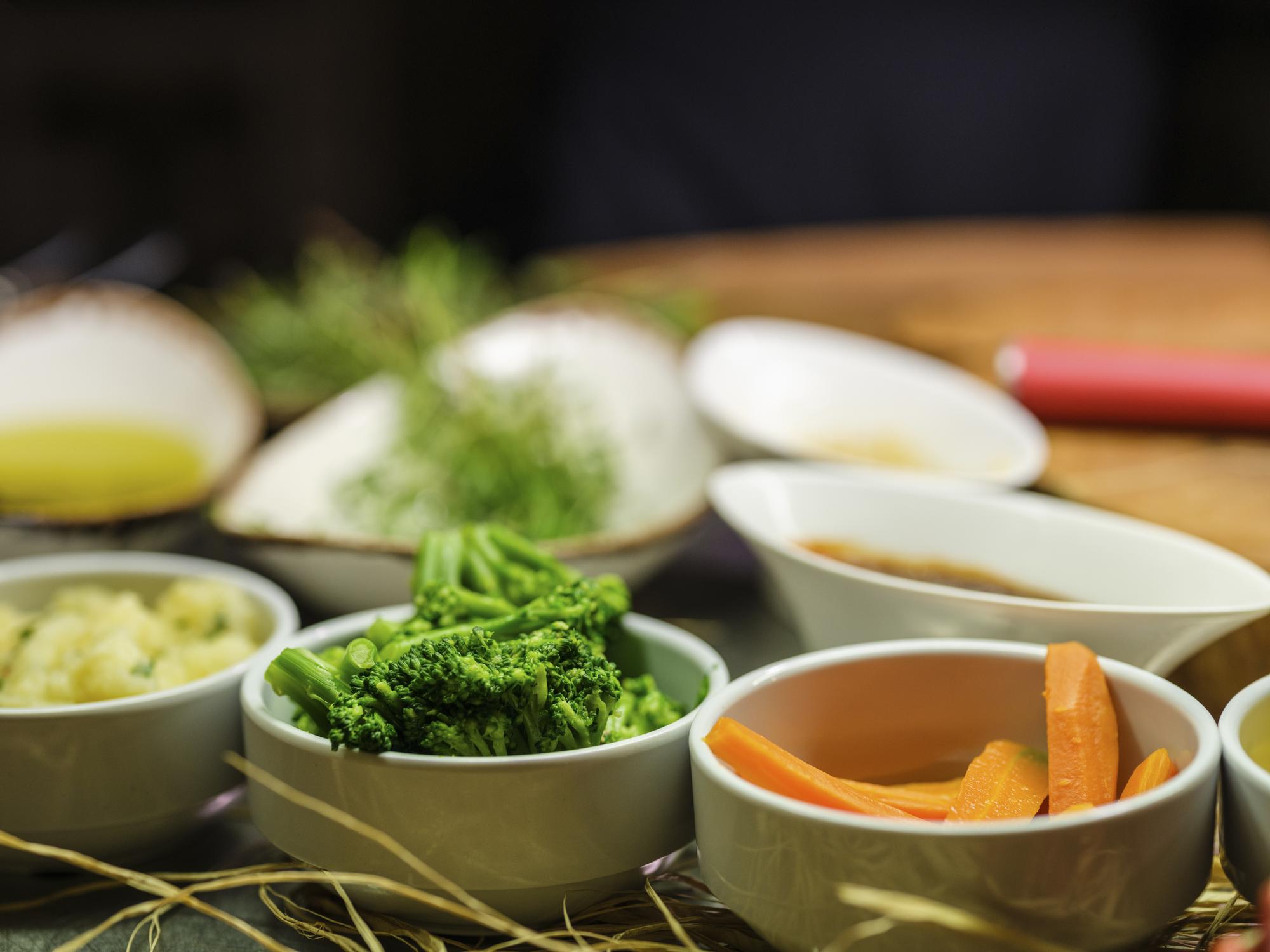 當白色餐桌翻轉蔬食想像：從廟口素齋到米其林綠星的台灣味覺革命 — 時代熱搜美食深度報導