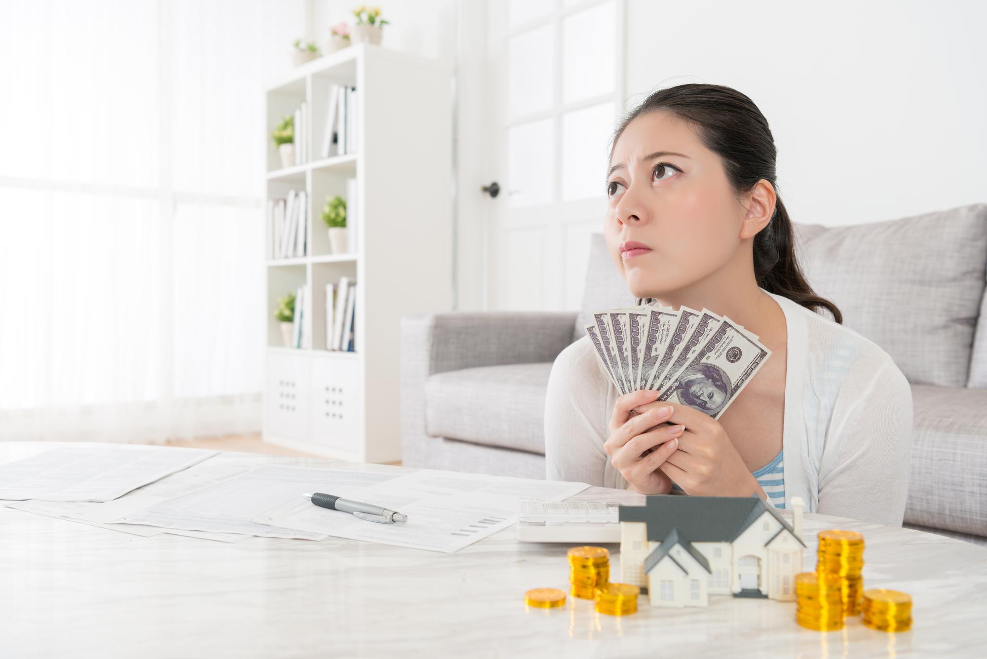 央行繳庫2,000億創新高：金雞母的光環下,誰承擔了代價?