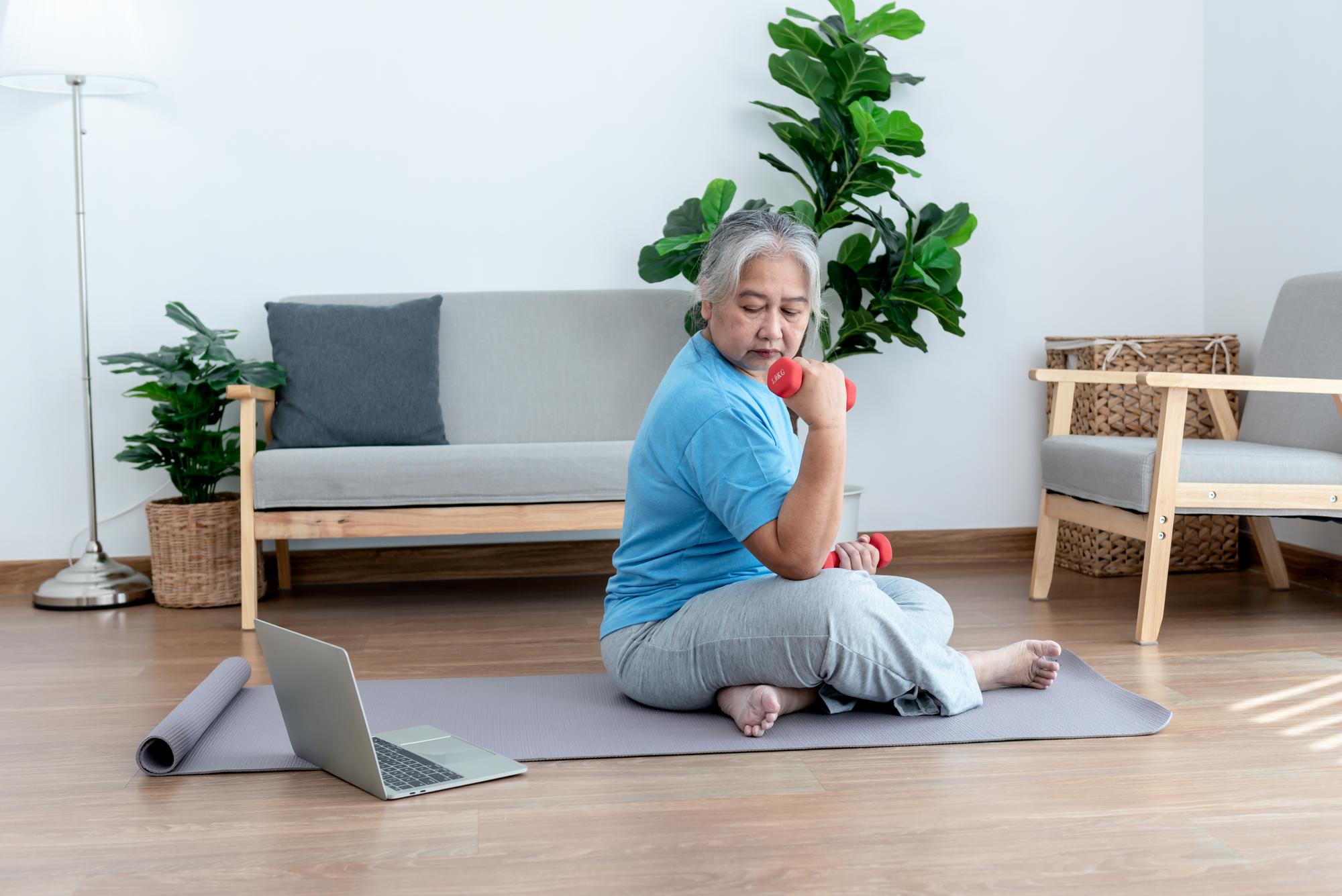 長輩走路越來越慢？不只是肌少症，平衡控制也在改變 — 時代熱搜健康深度報導