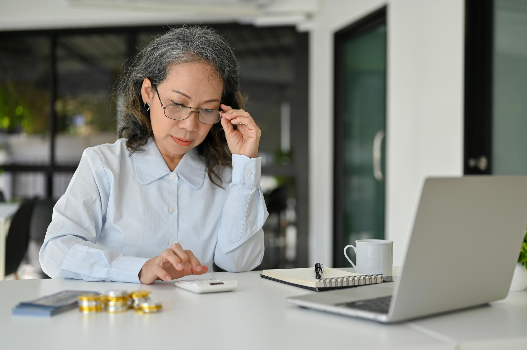 65歲後還能工作嗎?新規上路後,企業與勞工都在重新計算這筆帳