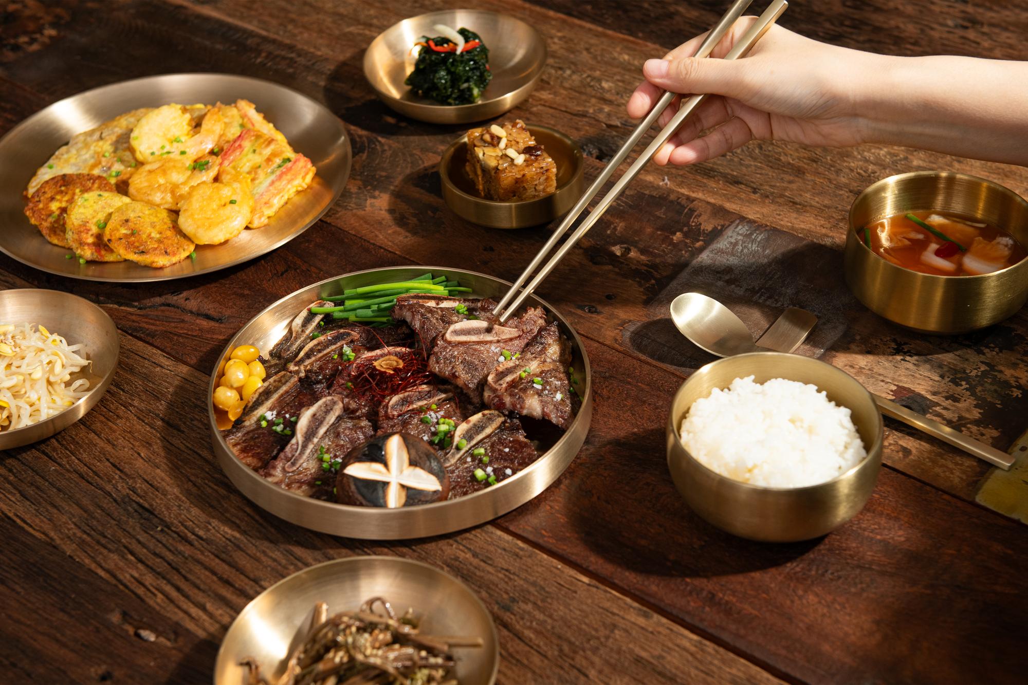 數百億身價的CEO,專程飛來只為一碗滷肉飯——黃仁勳的台灣胃裡,藏著什麼執念? — 時代熱搜美食深度報導