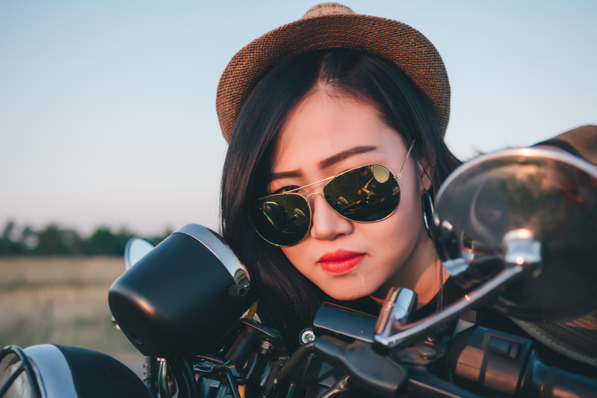 Jennie 同款搶到瘋，但網友更愛的其實是另一副：Ray-Ban 快閃背後的審美戰場 — 時代熱搜時尚深度報導