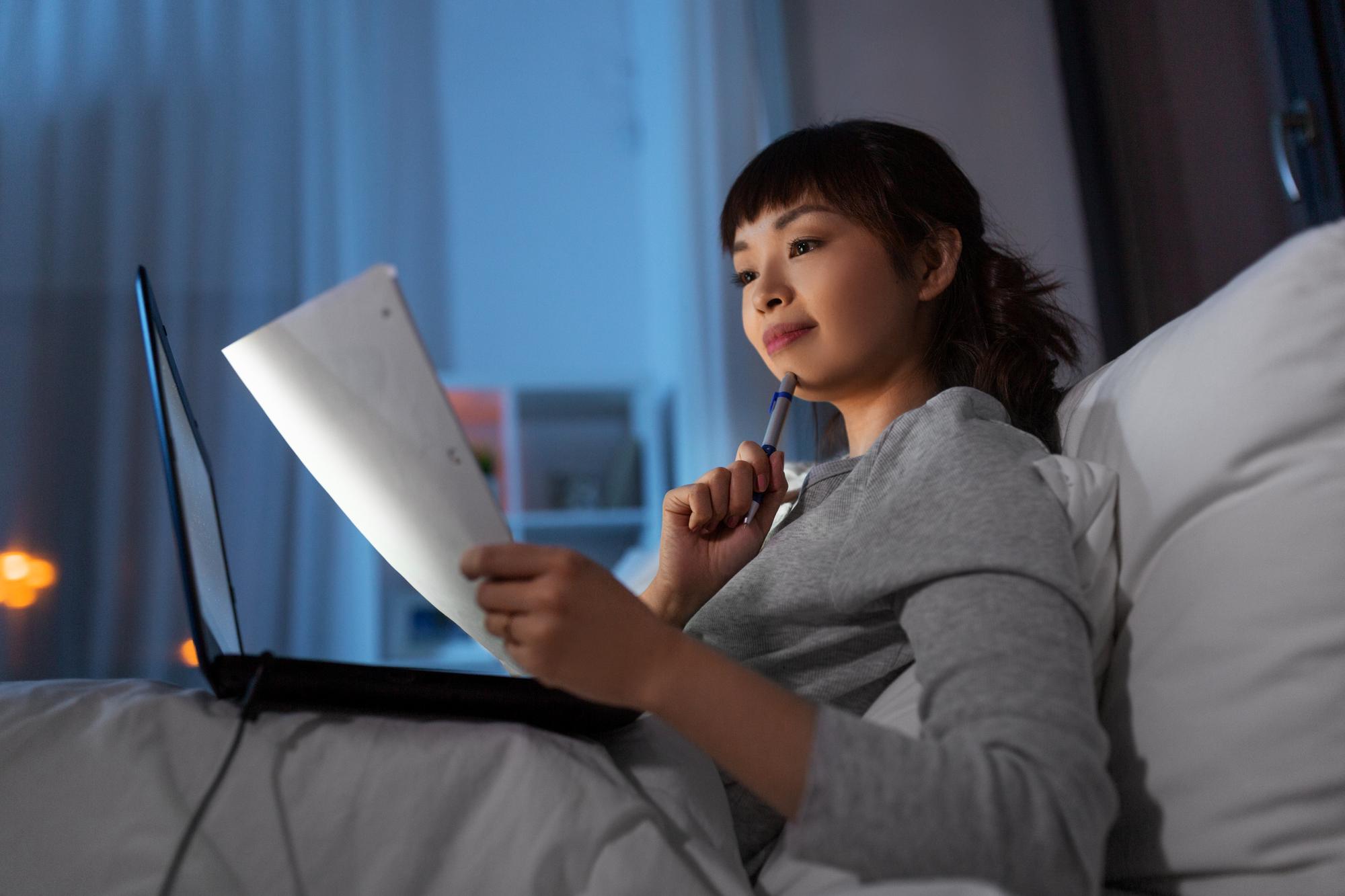 世足熬夜看球爽快？小心大腦、心臟、代謝全出包！ — 健康文章主圖，由時代熱搜雅婷姐撰寫