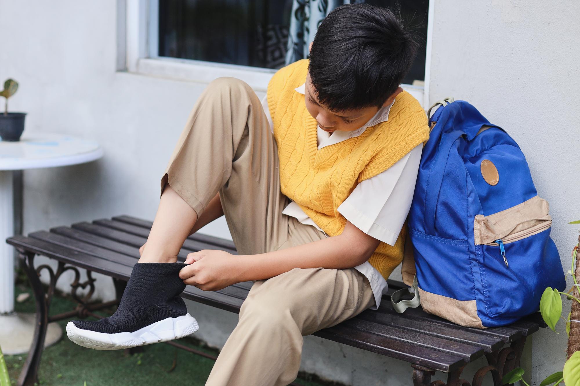 梅雨季防水鞋的三大迷思：GORE-TEX 不是救星，米其林橡膠也會滑倒