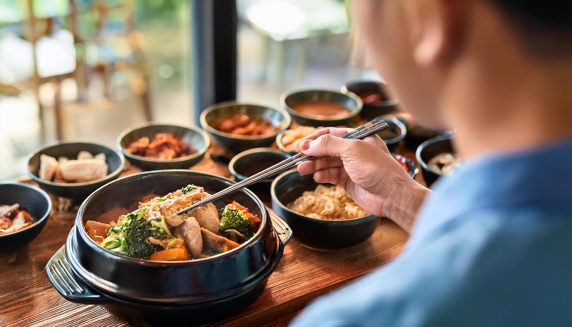 500碗上榜後,巷口老店就回不去了——在地人的美食榜單兩難 — 美食文章主圖，由時代熱搜蘇曉曼撰寫