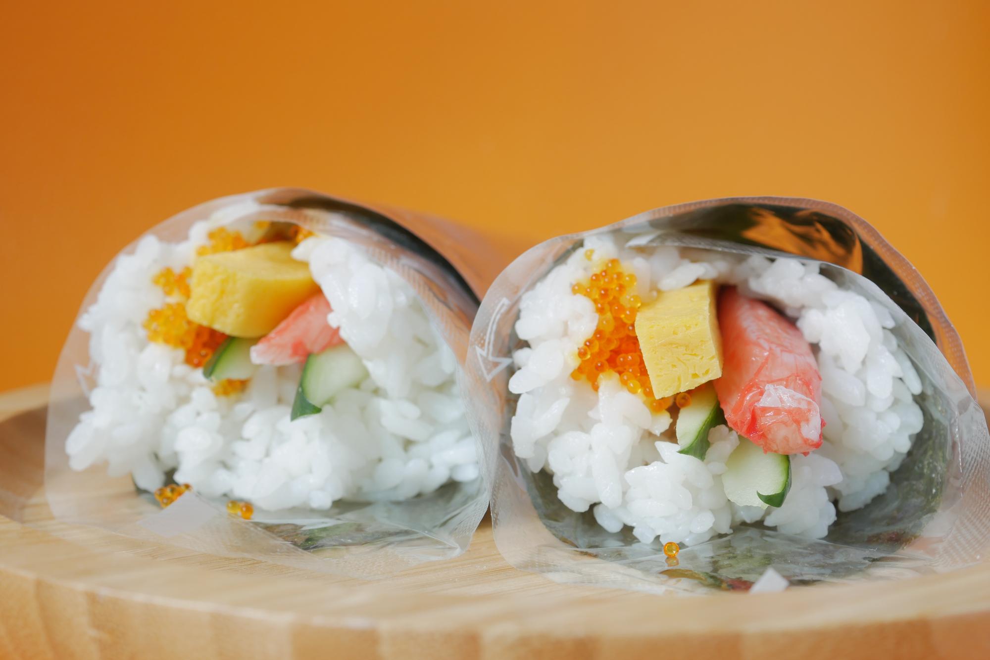 一顆飯糰321元，老外說划算——但台灣人更擔心他等下會不會烙賽