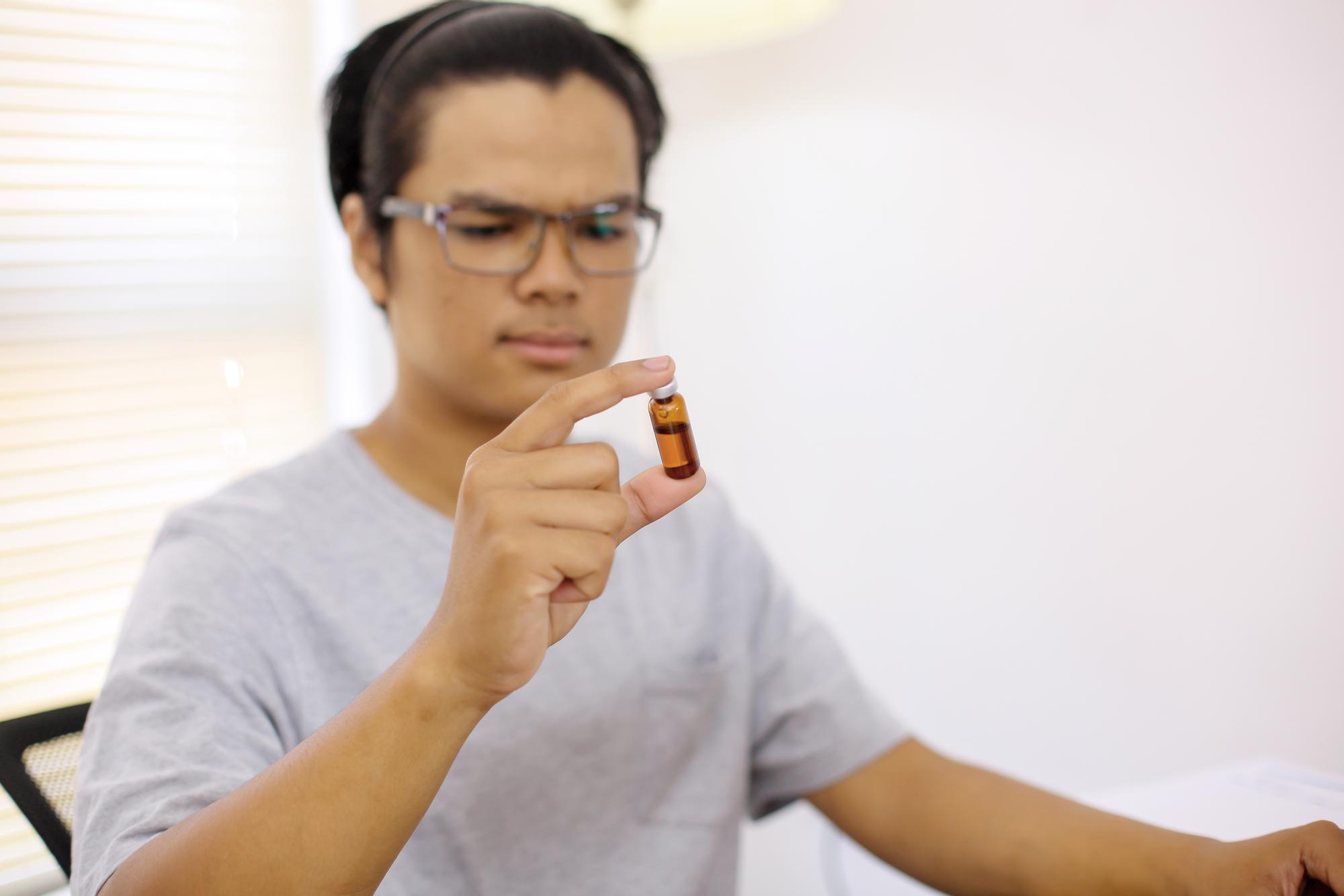 26歲女孩床頭櫃堆滿止痛藥，最後插管洗腎⋯⋯年輕人，身體很現實的