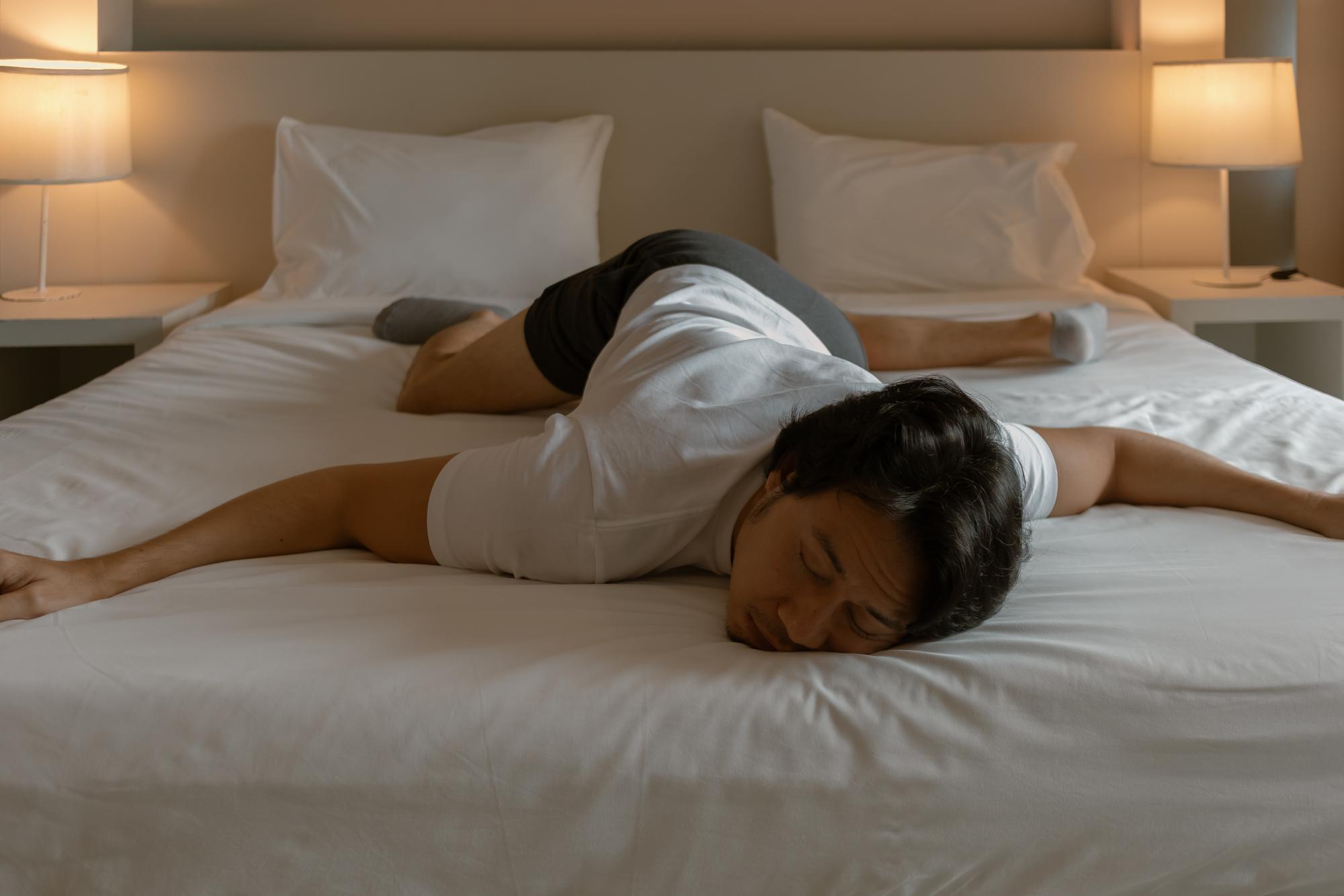 胃食道逆流睡不好？左側睡才對！醫師教你5招不吃藥也能改善 — 相關圖片2