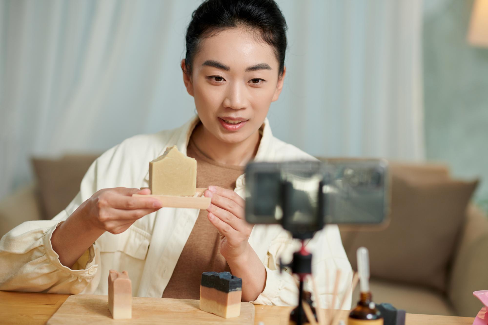 網紅自創品牌的生存課題：當流量遇上版型與價格的真實考驗
