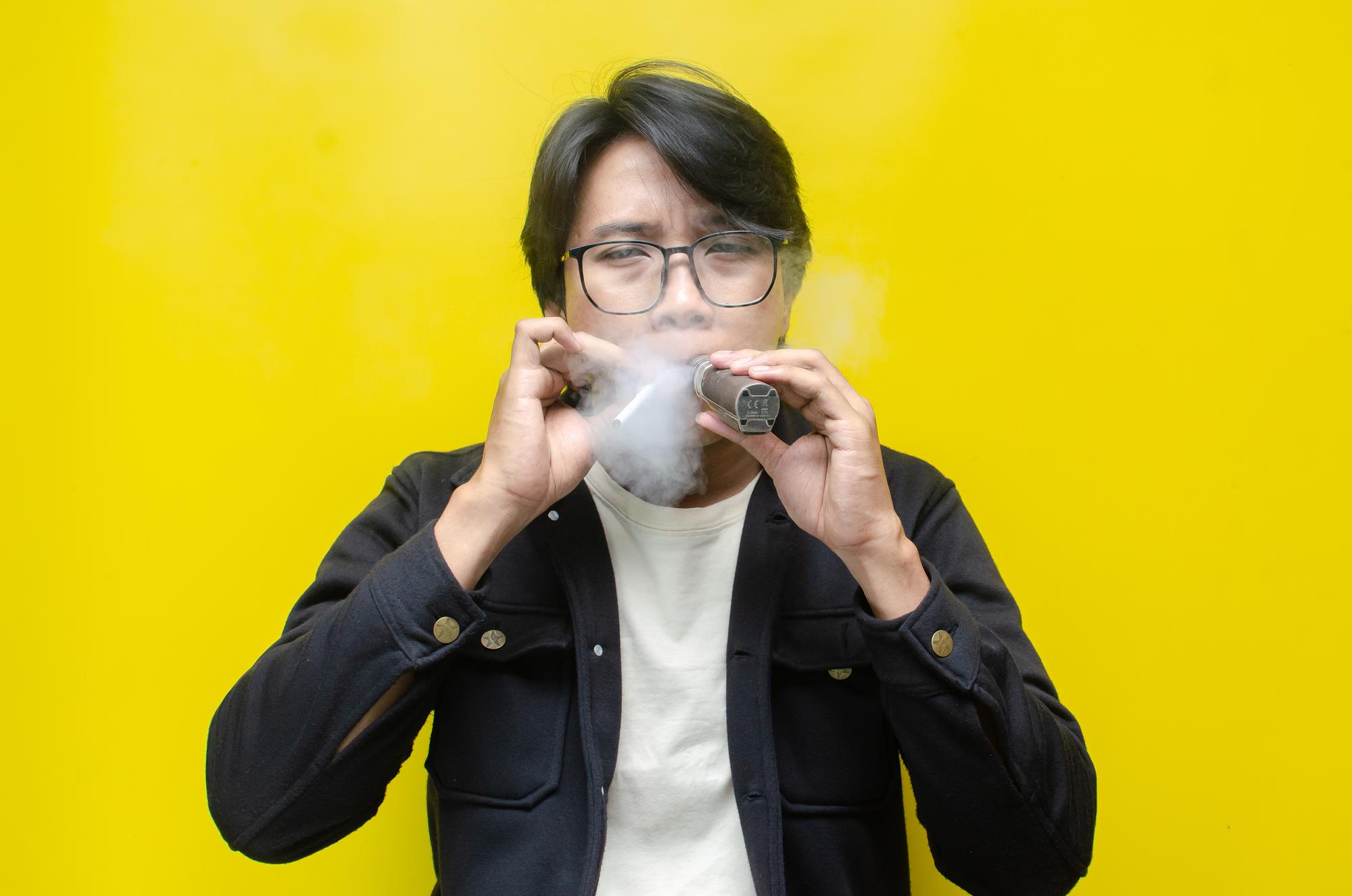 電子煙新法要來了！連「拿」都要罰2千起跳，到底在管什麼？ — 健康文章主圖，由時代熱搜雅婷姐撰寫