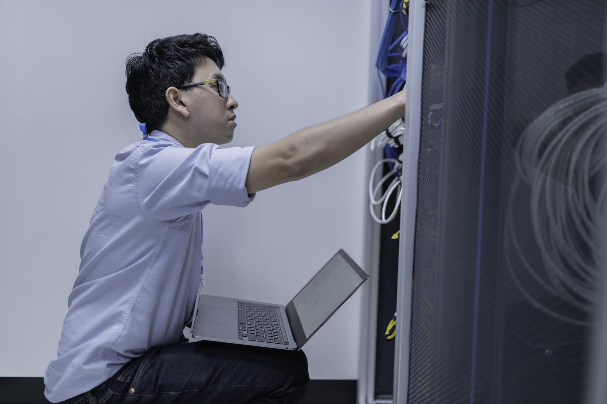 美國337調查點名台廠AI供應鏈：廣達、鴻海、台達電怎麼看？ — 科技文章主圖，由時代熱搜Ken哥撰寫