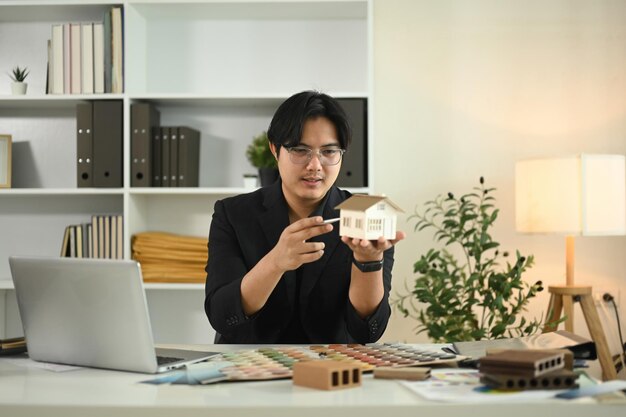 房仲業的生存保衛戰：當7.7萬人搶26萬棟房子，誰在玩數字遊戲？