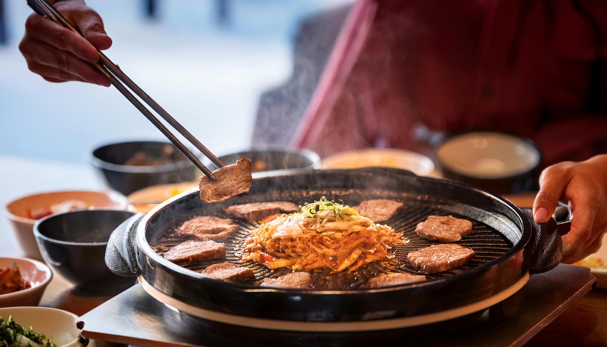 韓屋村精緻銅盤烤肉高雄義享店：538元起三種吃法一次滿足，試營運優惠攻略 — 美食文章主圖，由時代熱搜蘇曉曼撰寫