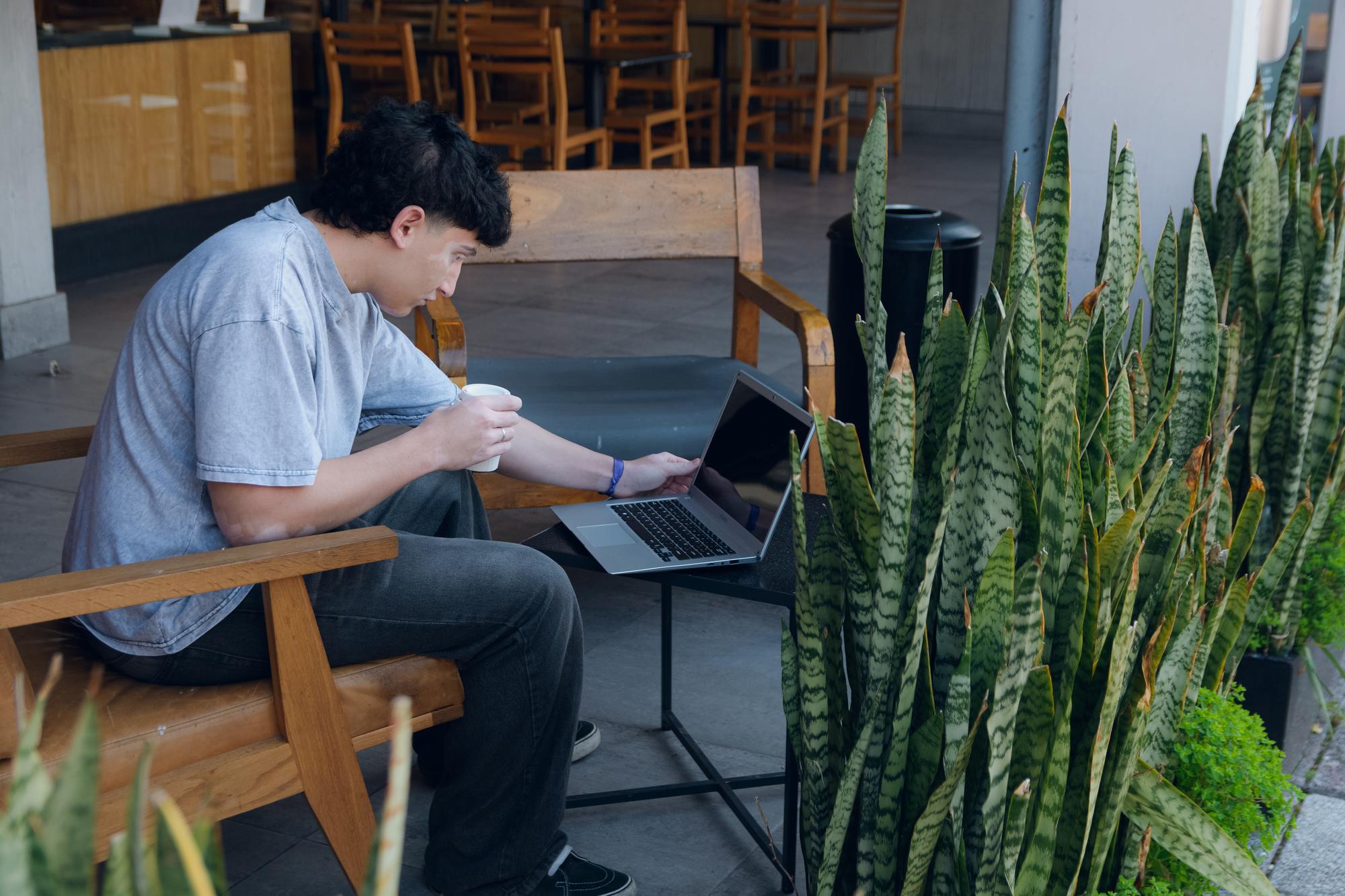 Intel 聯手 Dell 打反擊：599美元全金屬筆電能不能擋住 MacBook 壓境？ — 科技文章主圖，由時代熱搜Ken哥撰寫