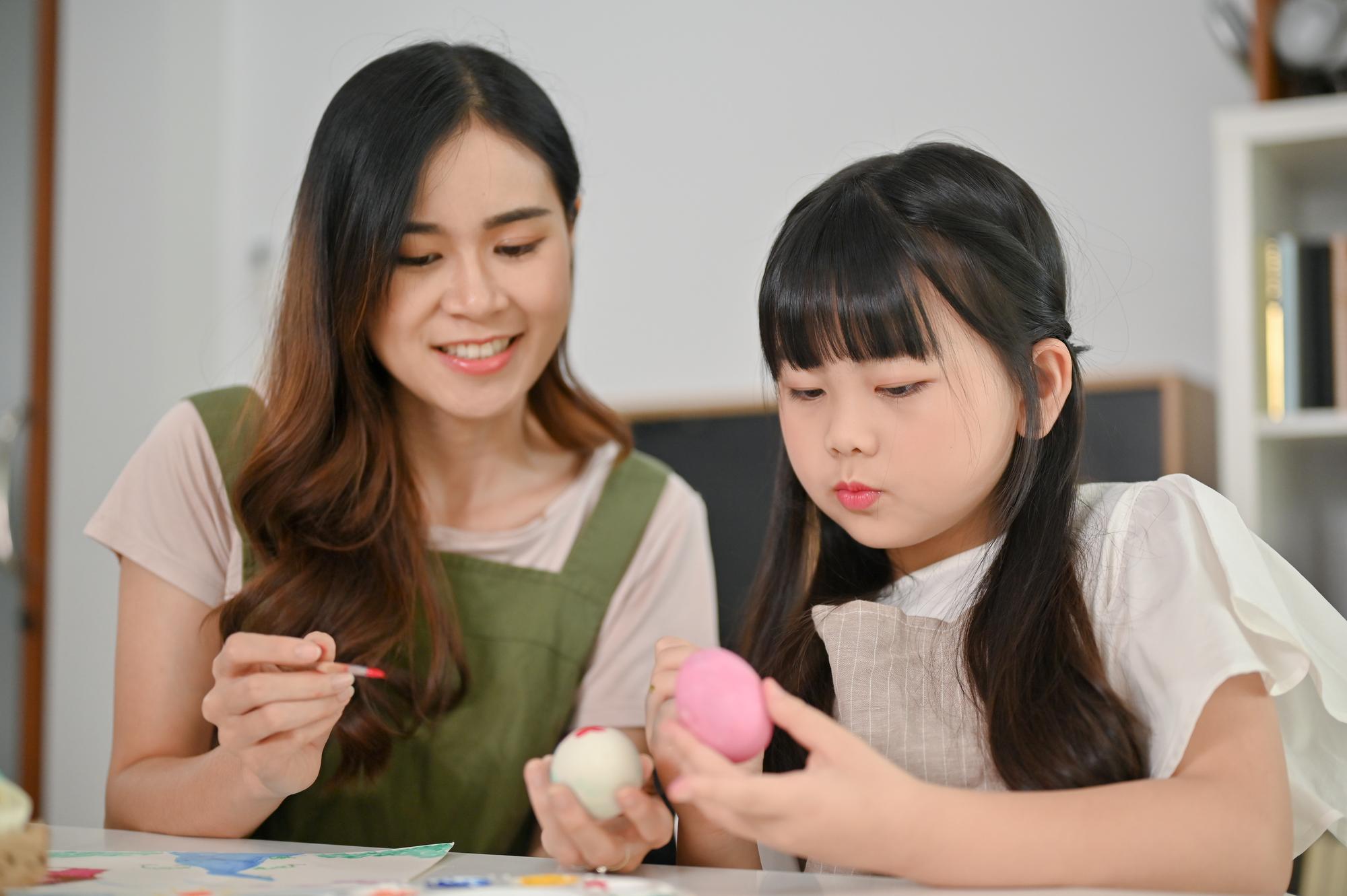 政府要給每個小孩月發五千,18歲那天能領回36萬——但官員最怕的是你拿去課金