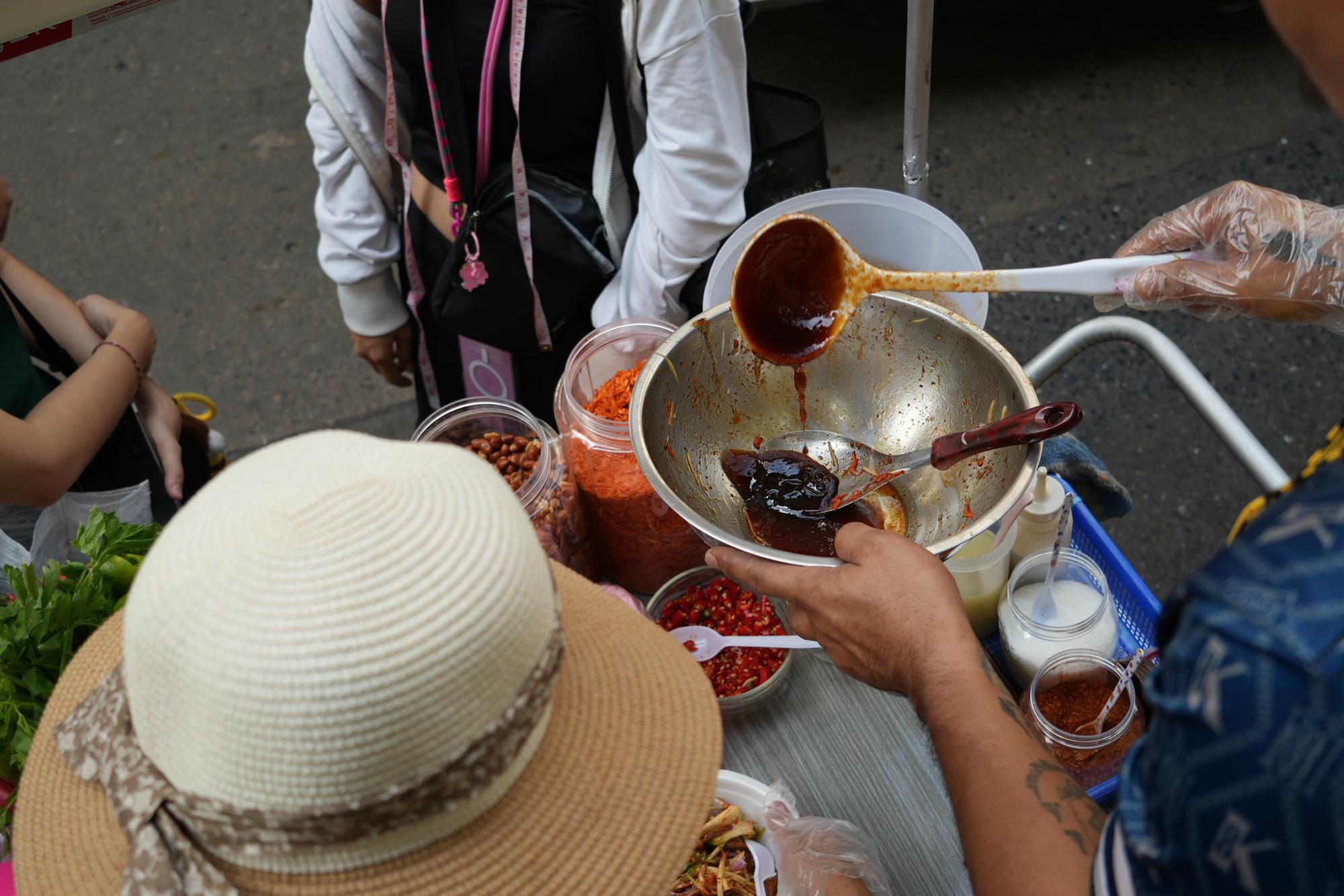 一碗剝皮辣椒湯麵，在吉隆坡機場說台灣的故事 — 時代熱搜美食深度報導