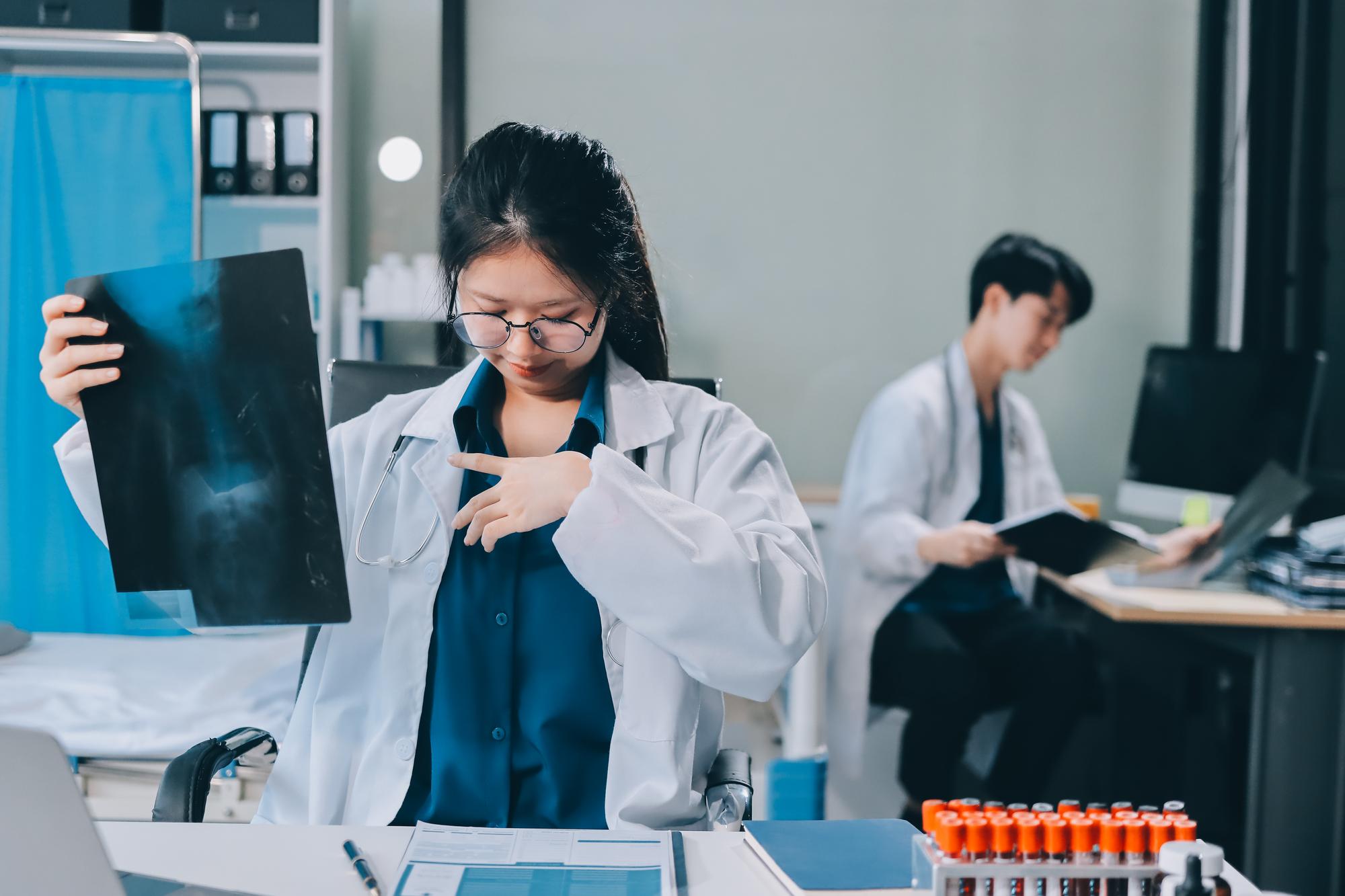 拍個X光就能看出骨鬆風險？台大雲林分院用AI讓舊片子也能幫你顧骨本 — 相關圖片3