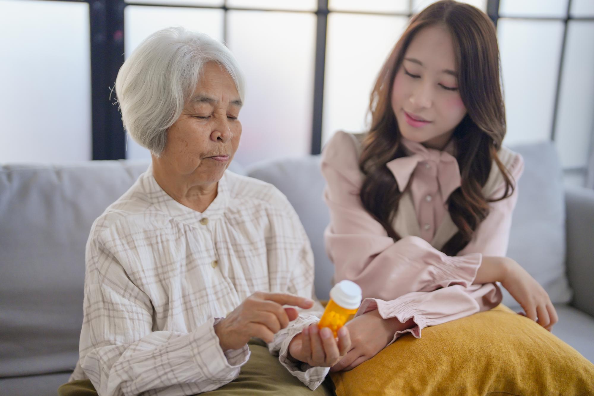 失智照護別再硬撐！口服液劑讓餵藥不用天天打仗 — 時代熱搜健康深度報導