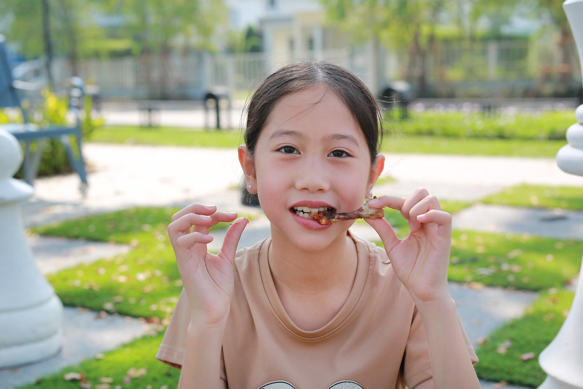 小孩牙齒長歪不是天生的！副食品太軟，國中花大錢矯正就來不及了