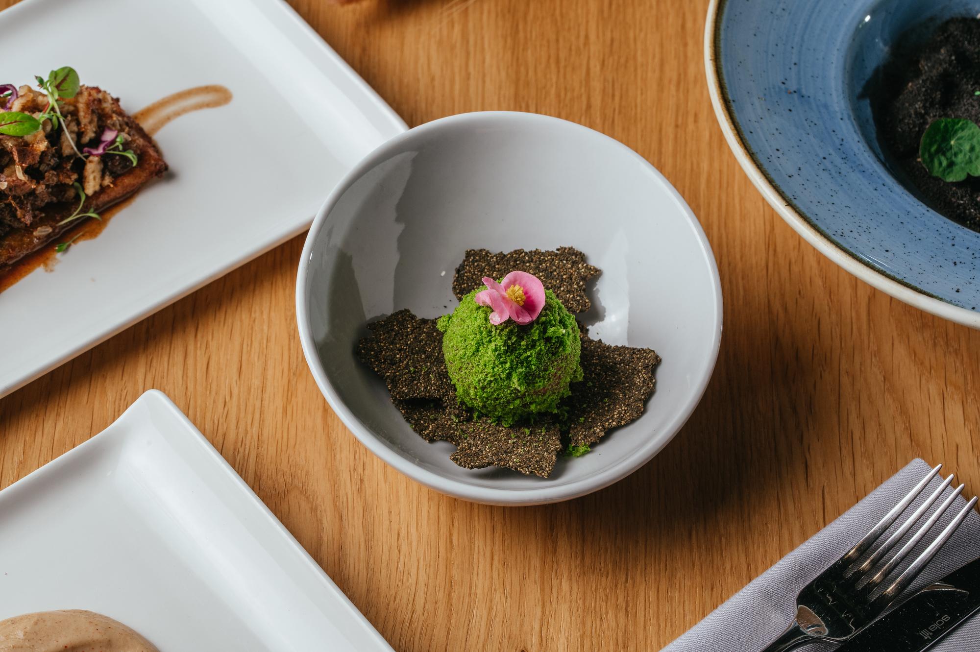石垣和牛進台灣：當米其林綠星遇上AI減碳，頂級食材成了餐飲業的新戰場 — 美食文章主圖，由時代熱搜蘇曉曼撰寫