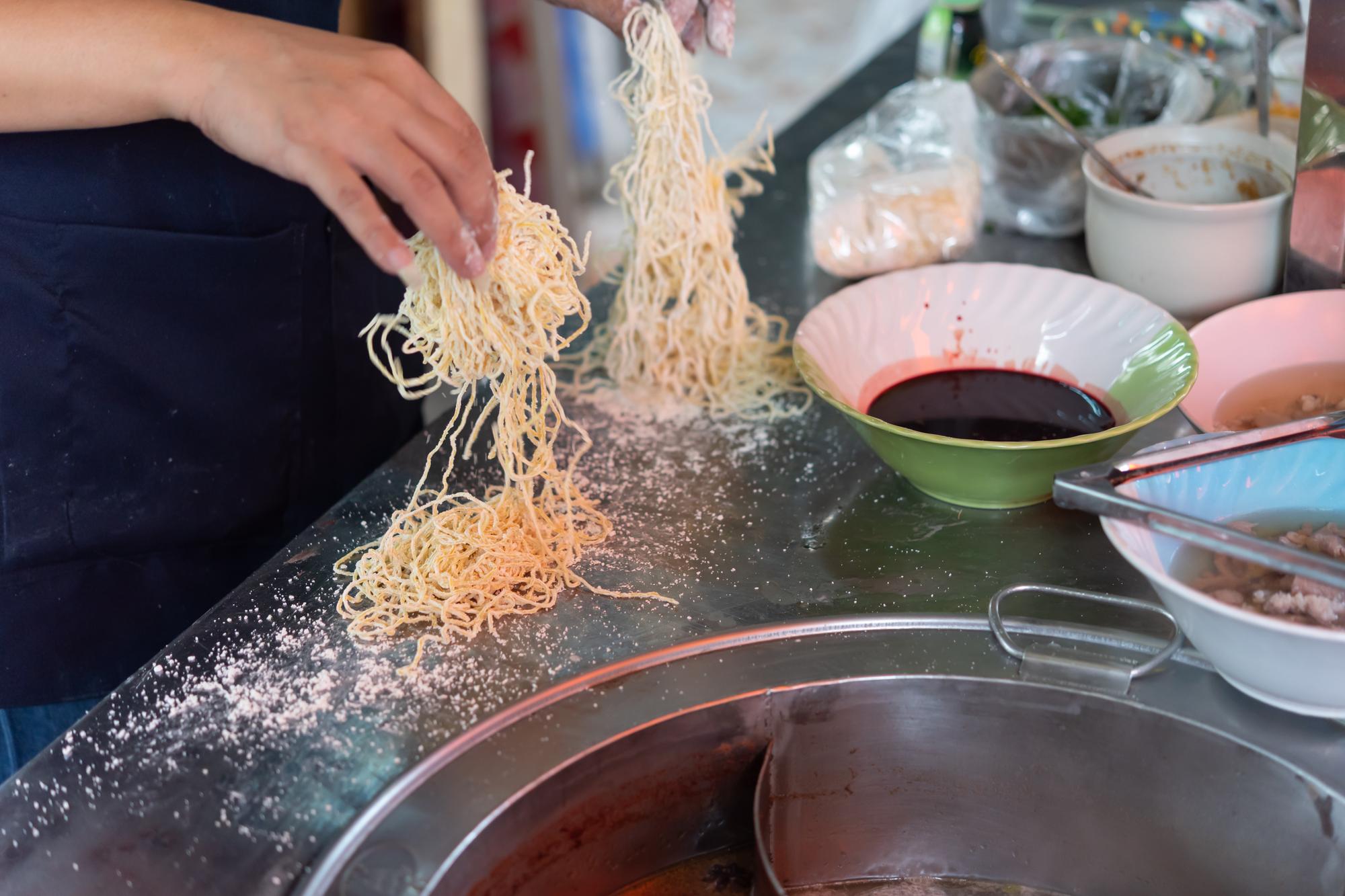阿江鱔魚意麵中秋後熄燈：48年鑊氣與一句不執著的告別 — 時代熱搜美食深度報導