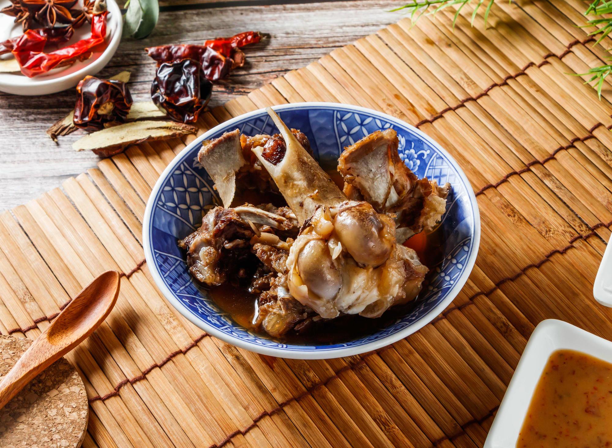 邊荷律「只有吃滷肉飯不會被罵」——五燈獎豬腳從三重市場到台北101的45年滋味 — 相關圖片2