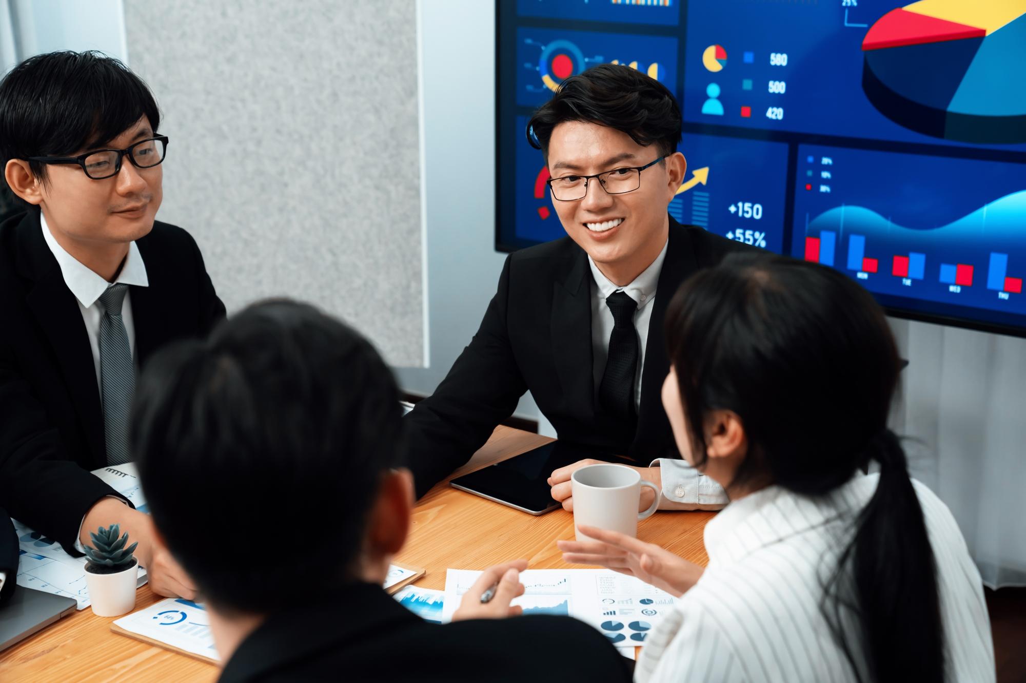 央行說不缺錢，但你的企業拿得到嗎？中小企業融資的K型真相 — 商業文章主圖，由時代熱搜豪哥撰寫