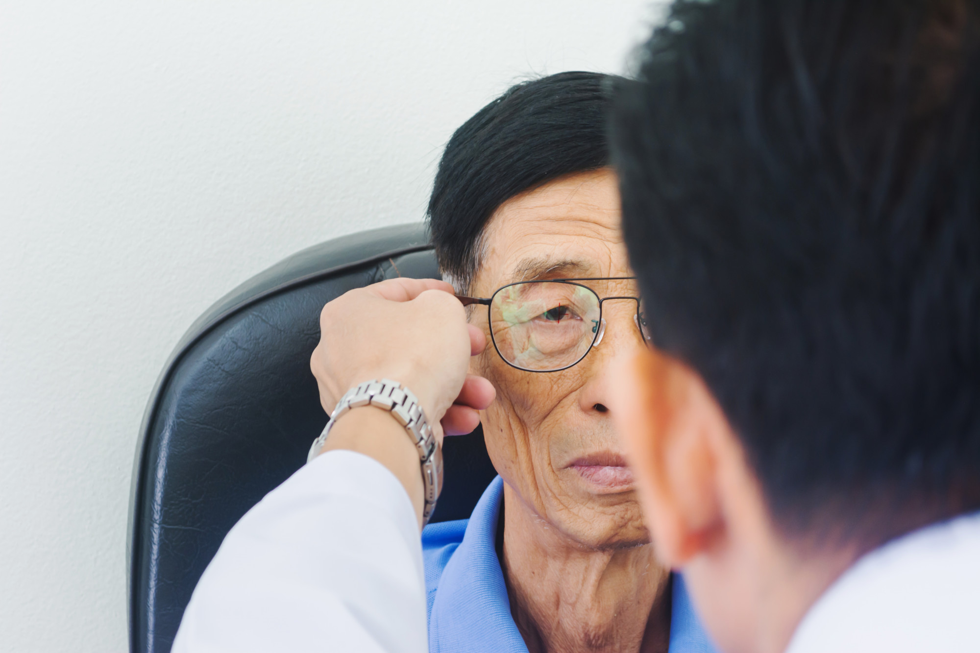 嘉義縣行動醫療車揪出近4成長輩骨鬆肌少！AI眼底檢查、骨密度篩檢開到家門口 — 相關圖片3