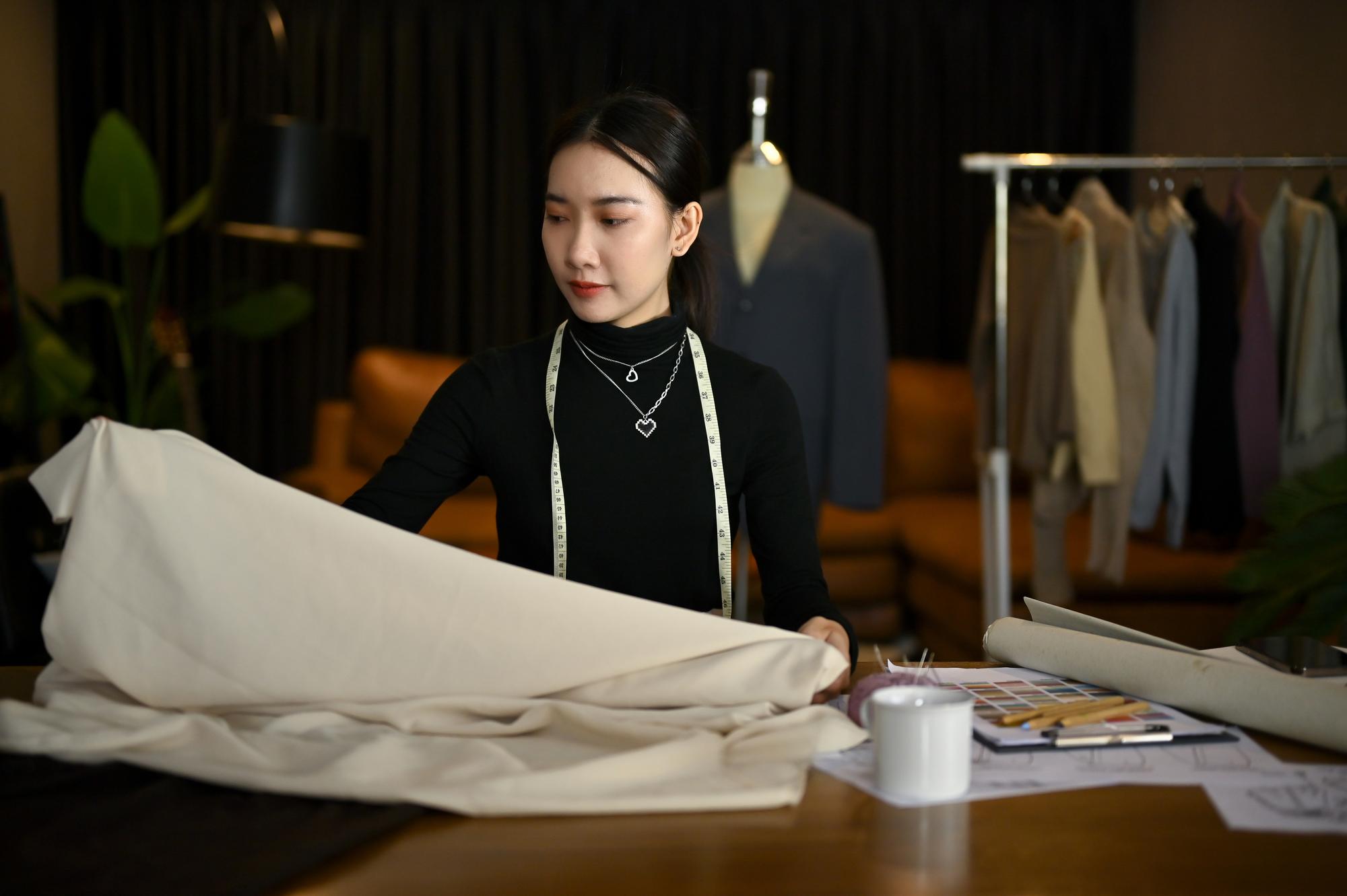 當高級訂製遇上社群詮釋——陳季敏「映境交響」系列的傳播實驗 — 時代熱搜時尚深度報導