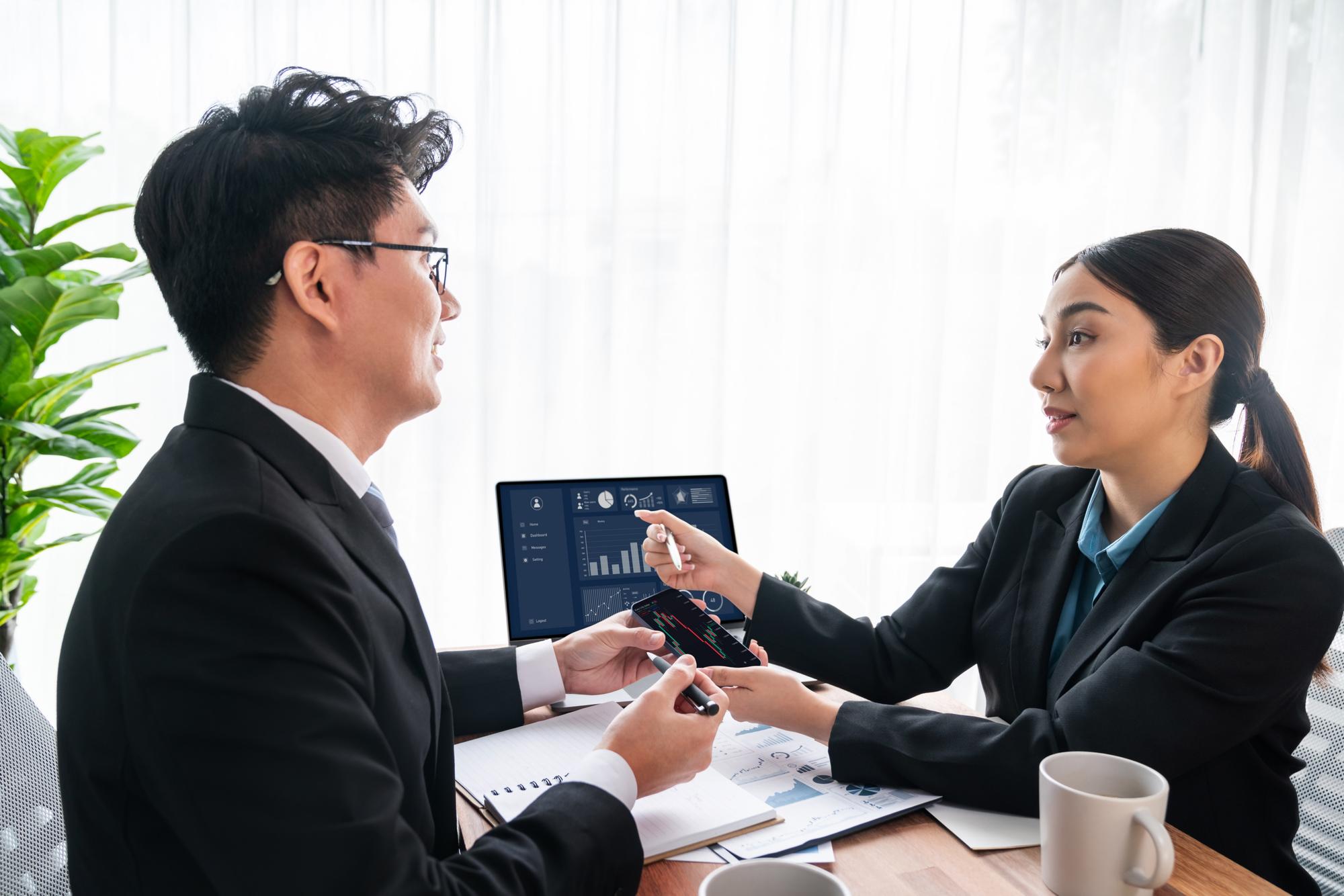 存款配置跌破四成！高資產客戶正在做什麼？數據告訴你錢該怎麼放 — 商業文章主圖，由時代熱搜豪哥撰寫