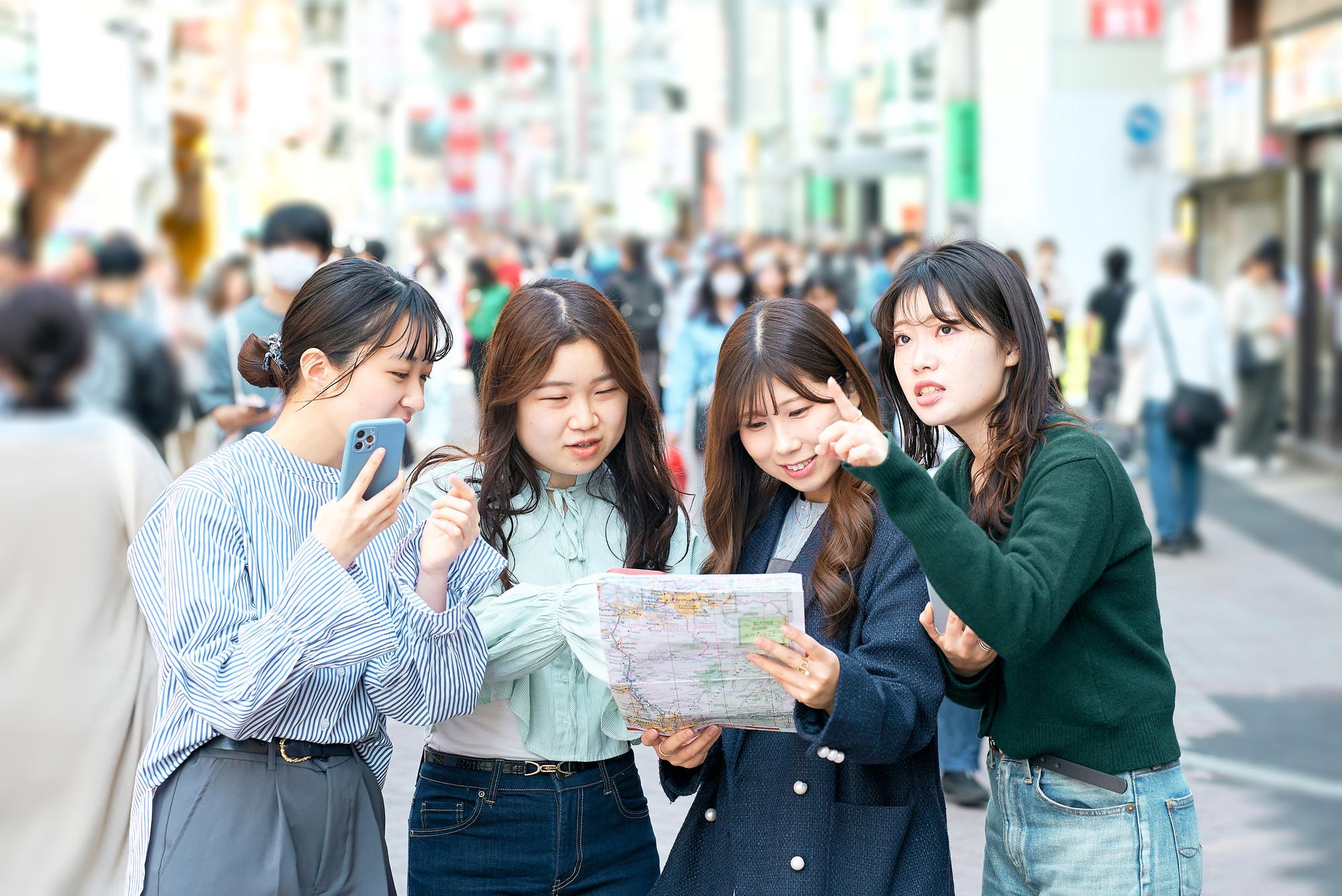 《臺灣漫遊錄》摘下國際布克獎:兩百道料理背後,是一場無法和解的文化衝撞