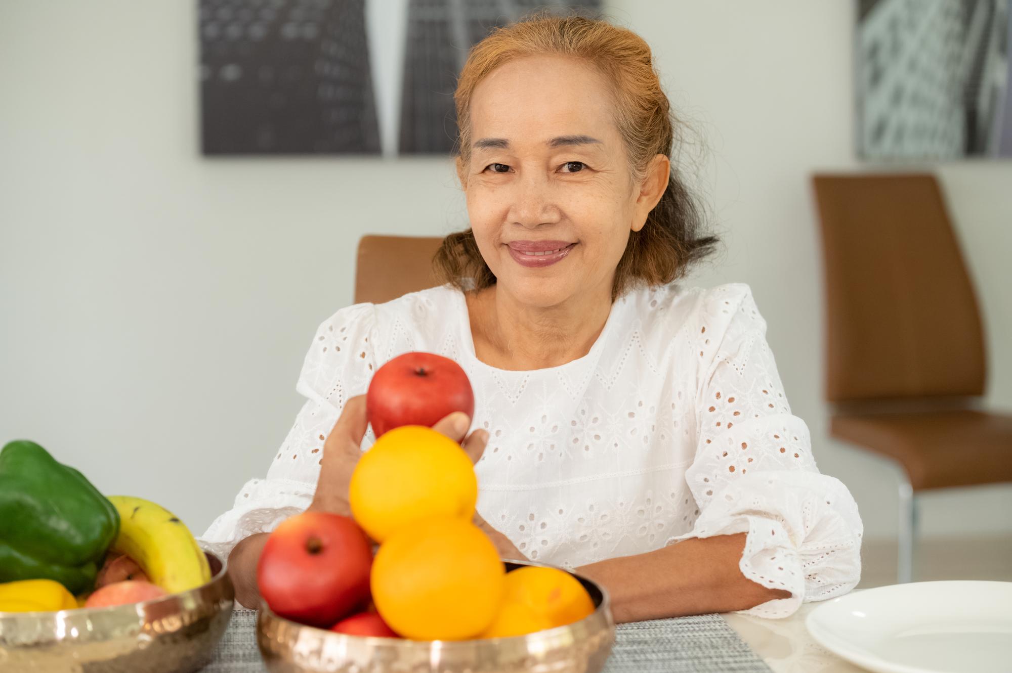 60歲日行兩萬步，你確定這是保健品的功勞？ — 時尚文章主圖，由時代熱搜陳莫琳撰寫