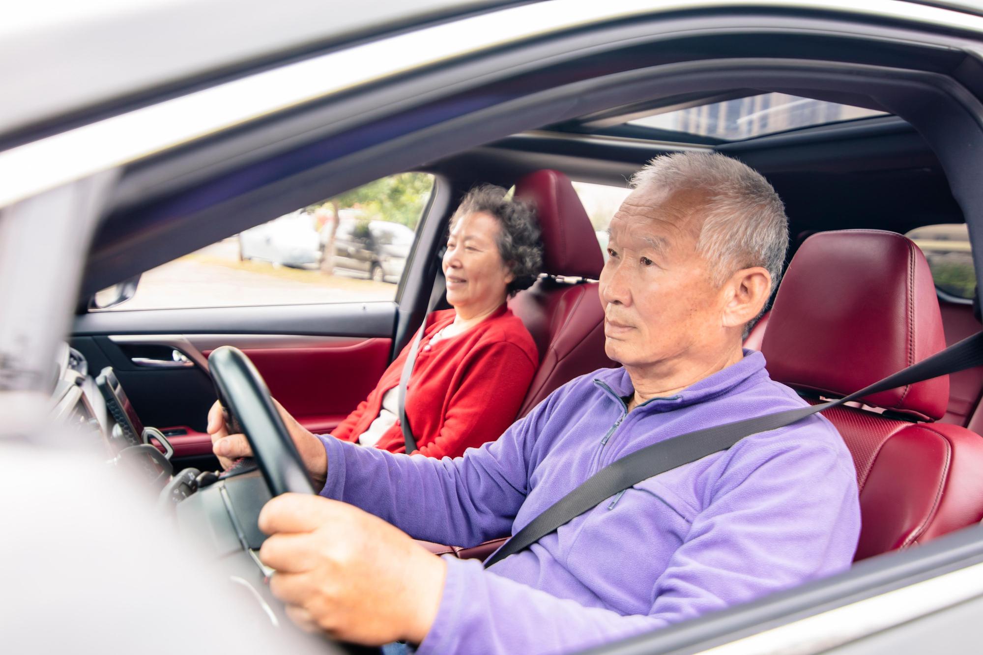 70歲換照新制上路：一場只敢對老人動刀的道路安全實驗 — 生活文章主圖，由時代熱搜江里歐撰寫