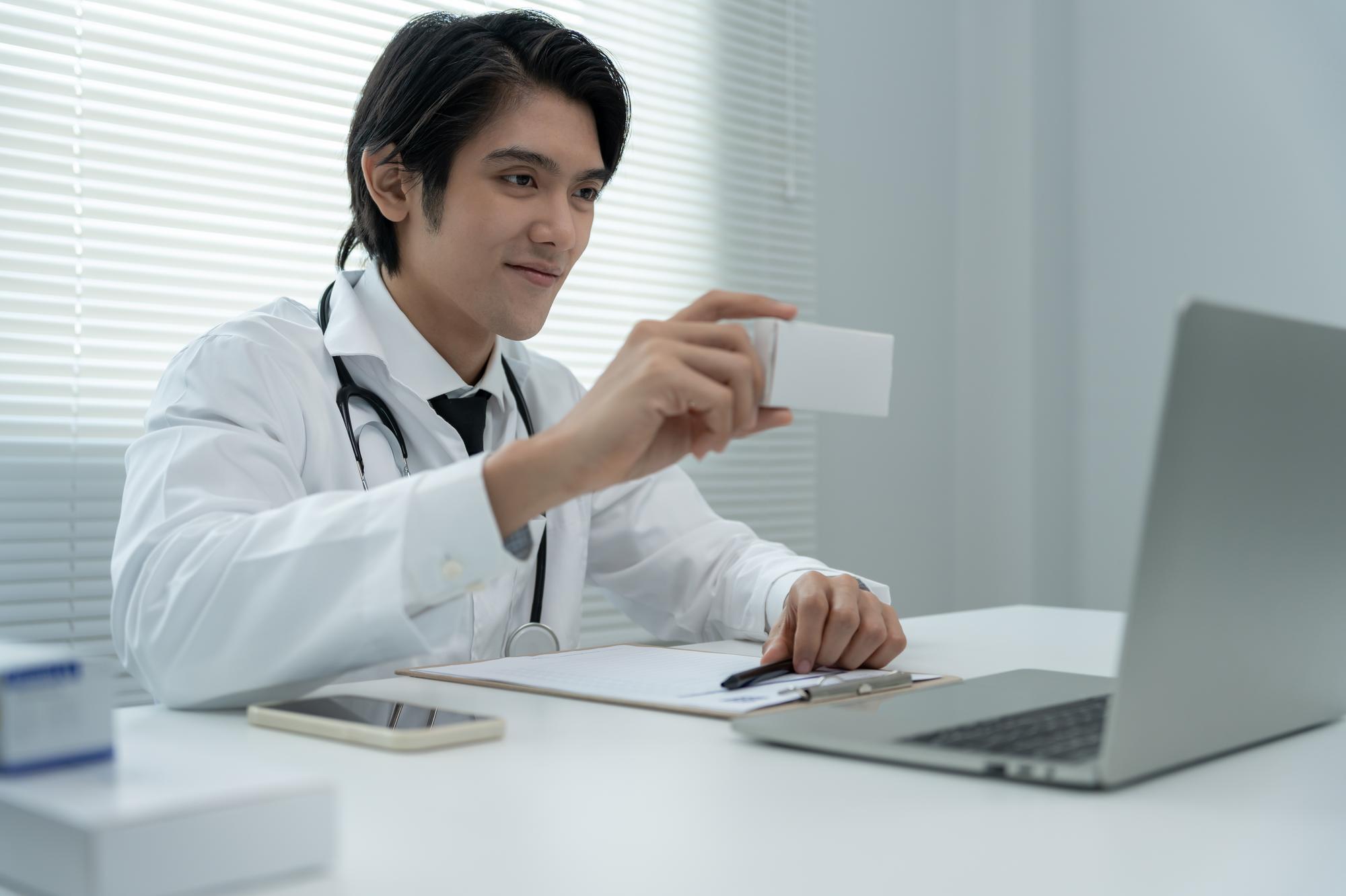 生病還要算錢？台灣團隊用這招讓病人先治療後付款 — 健康文章主圖，由時代熱搜雅婷姐撰寫