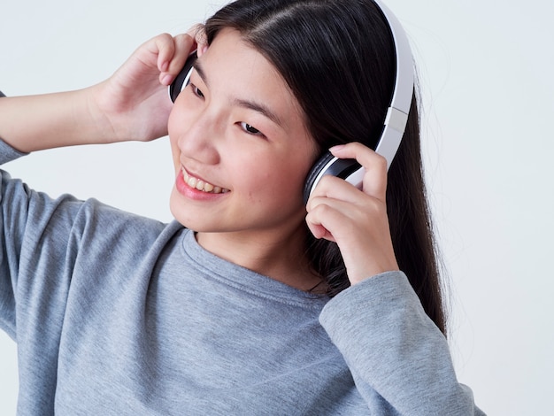 AirPods Max 2：五年磨一劍，但那個胸罩盒還是沒 Debug 掉