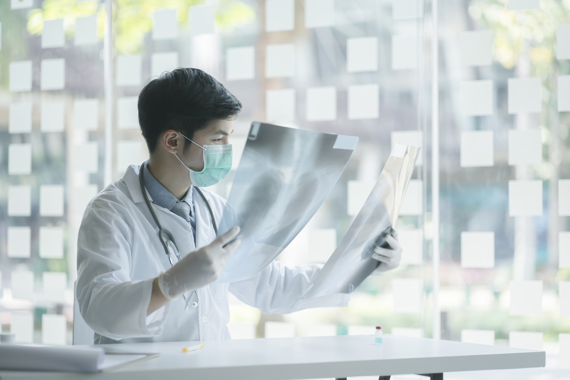 政府砸489億推健康台灣計畫，基層醫護卻問：錢真的有下來嗎？ — 健康文章主圖，由時代熱搜雅婷姐撰寫