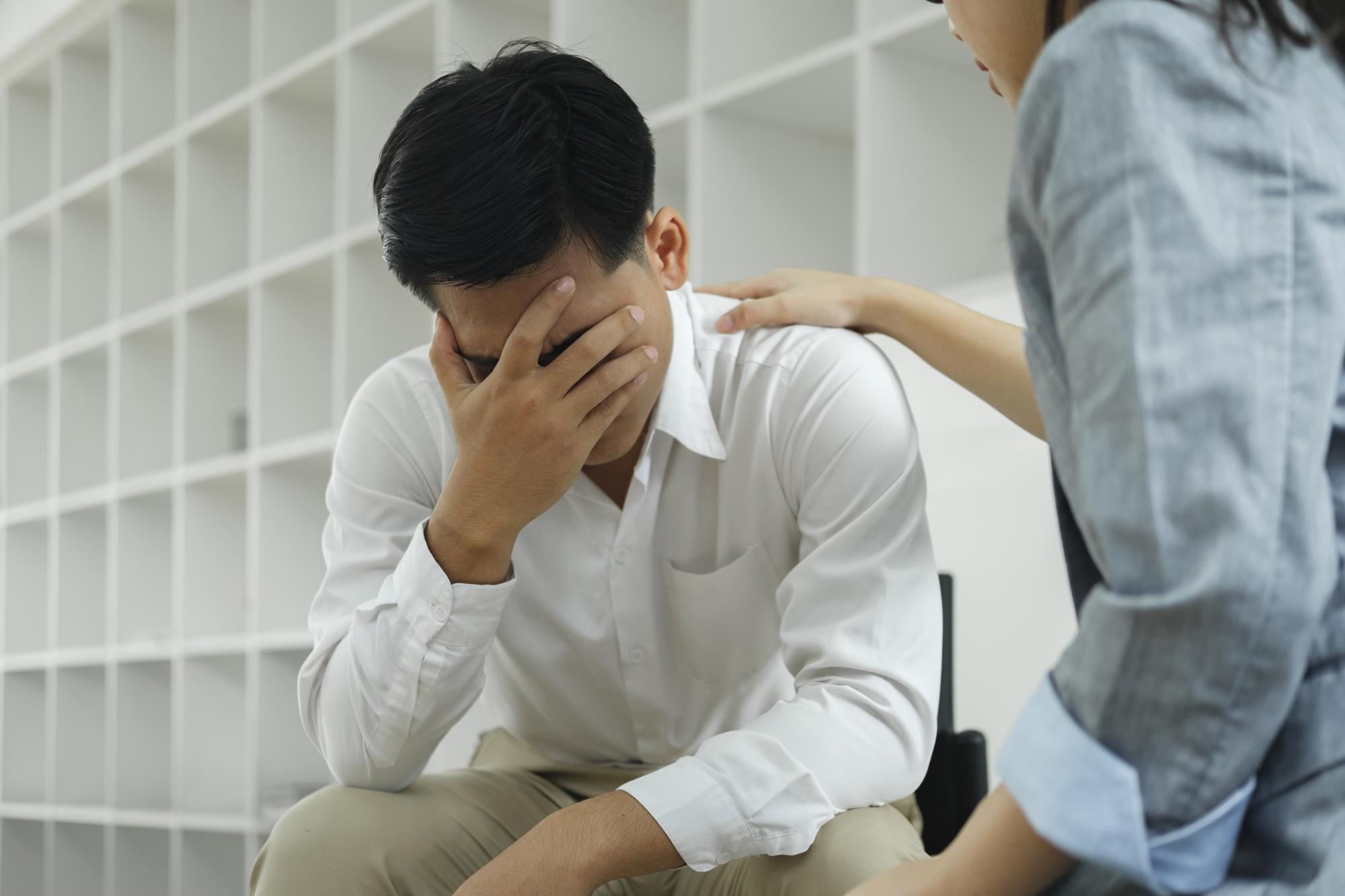 哥哥下班就躲房間？別再說「沒事啦」，這些警訊要留意 — 時代熱搜健康深度報導