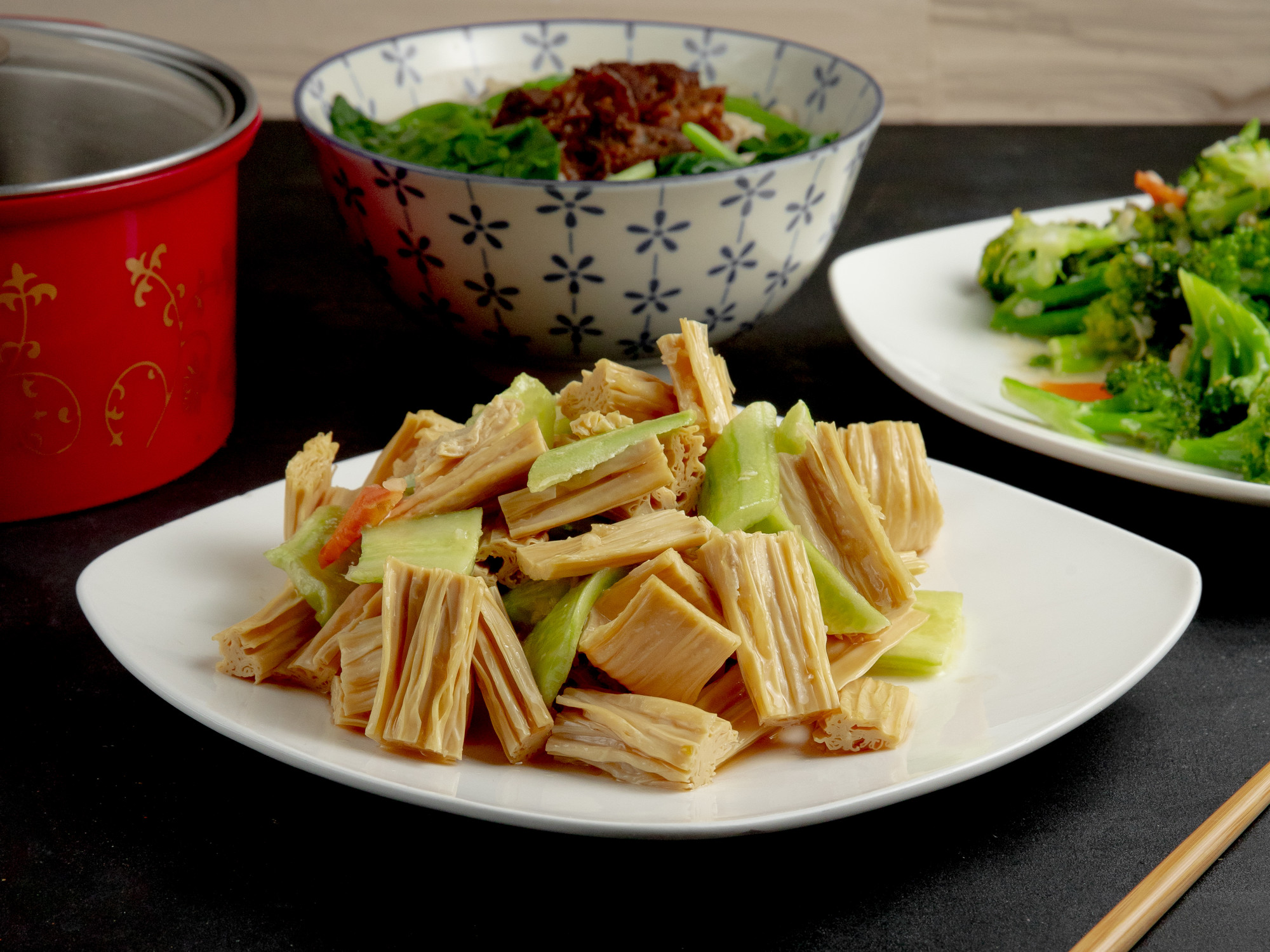 一盤290元的冷筍沙拉，為什麼讓人甘願等90分鐘？ — 時代熱搜美食深度報導