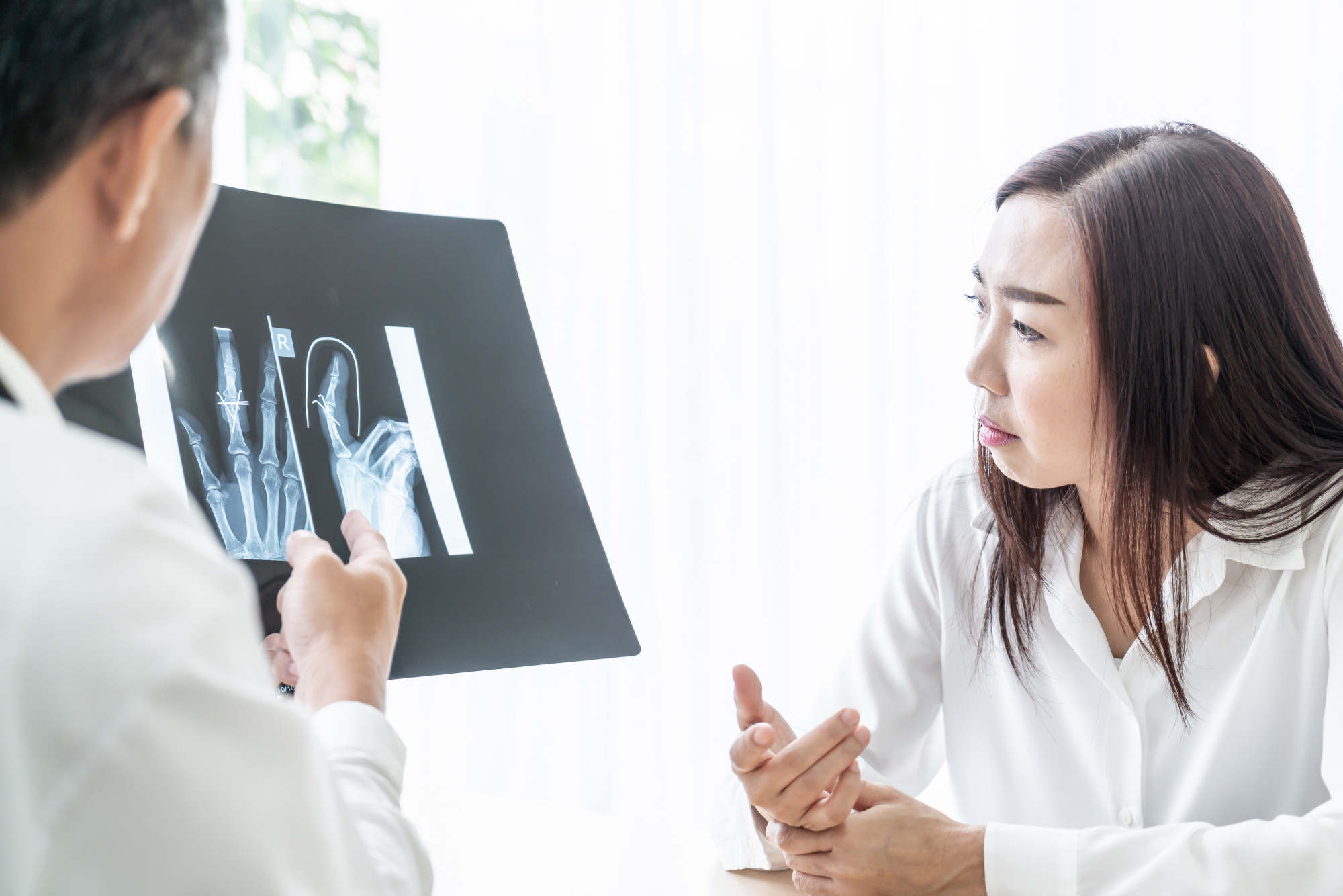 骨質疏鬆健保給付更新了！停經婦女、用類固醇的人快看這篇 — 時代熱搜健康深度報導