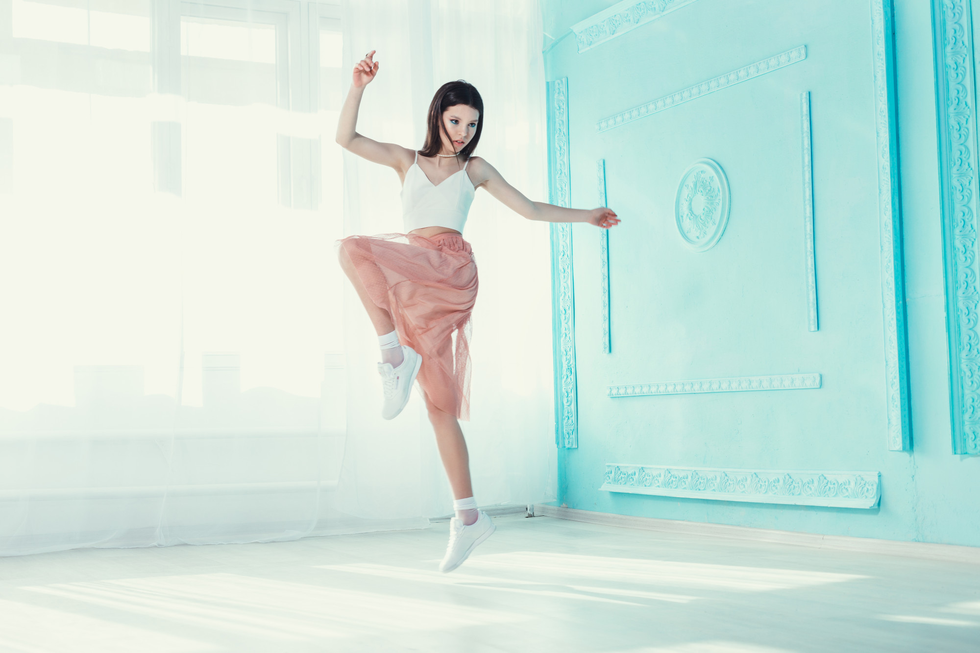 JENNIE 把 Superstar 改成方頭芭蕾鞋：這不是討好，是一場關於力量的翻譯 — 時尚文章主圖，由時代熱搜陳莫琳撰寫