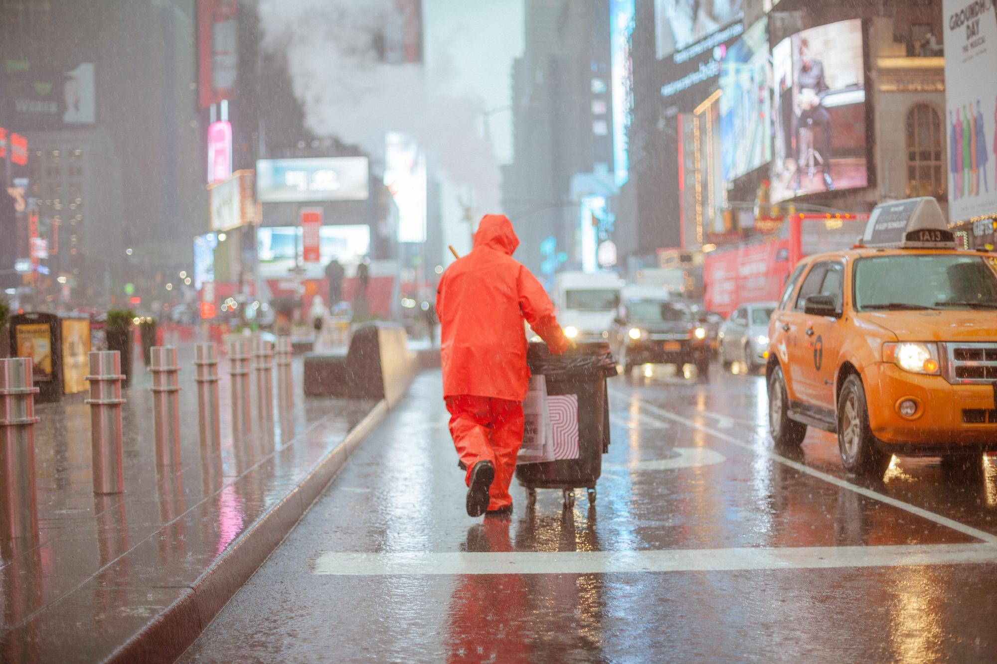 雨下得像用倒的那天,我們才發現城市的排水系統早就不夠用了 — 生活文章主圖，由時代熱搜江里歐撰寫