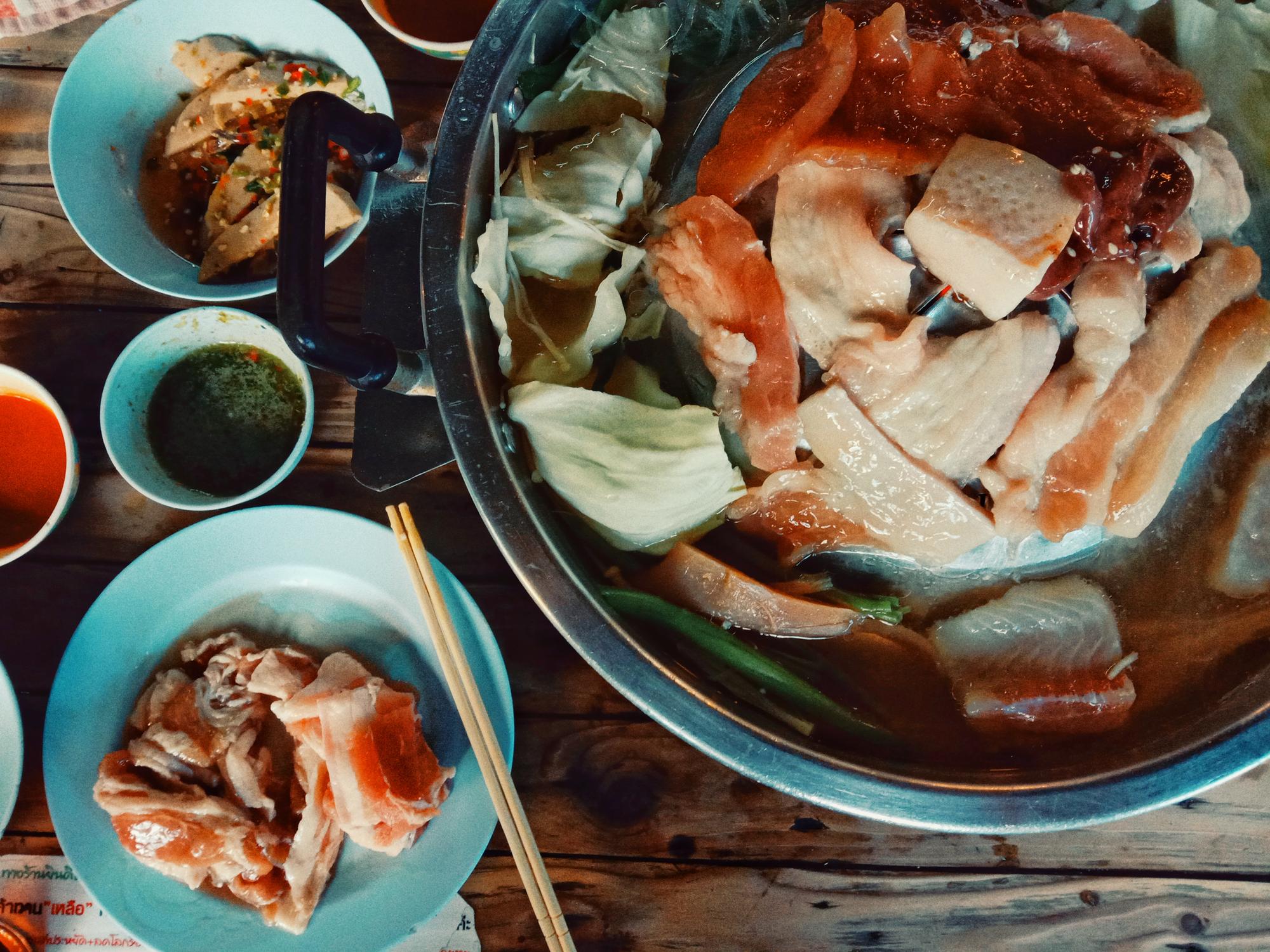 那條便當店的炸魚排，如今躺在38樓的白瓷盤上 — 相關圖片2
