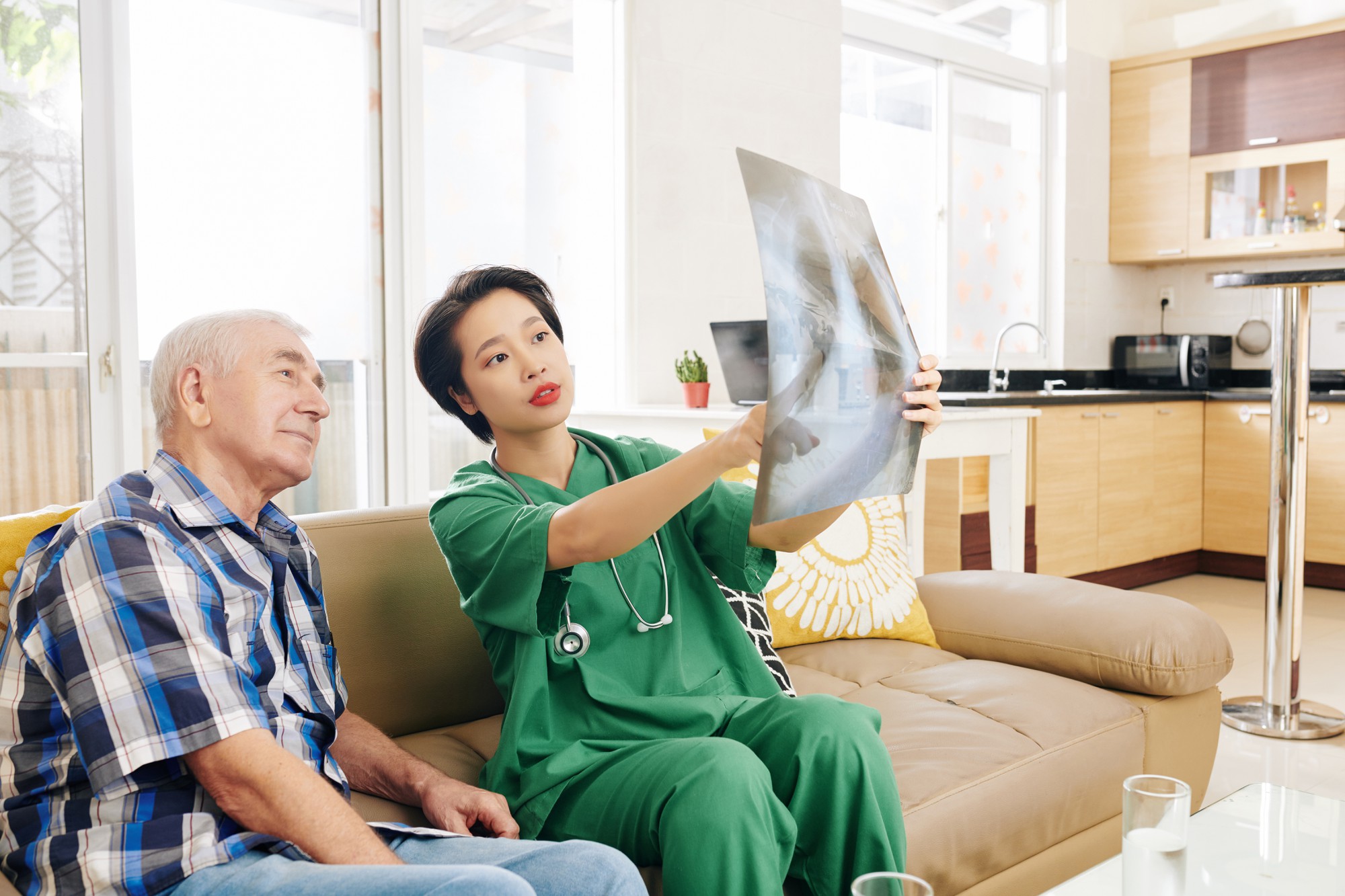 在家也能治病？台灣在宅急症照護，讓長輩少受折騰、家屬更輕鬆 — 健康文章主圖，由時代熱搜雅婷姐撰寫